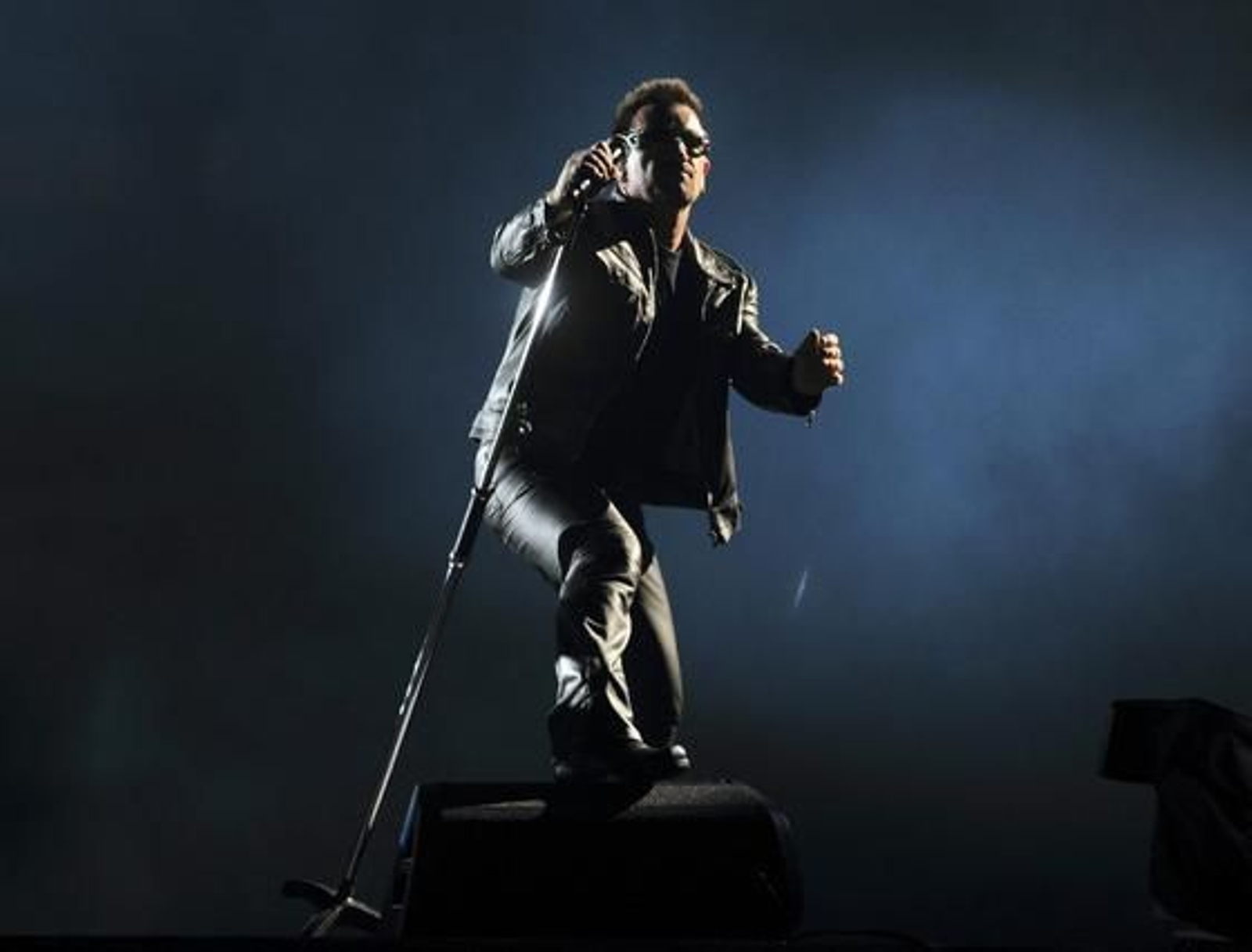 La banda irlandesa U2 convence a sus seguidores en San Sebastián. / EFE, AFP, Reuters