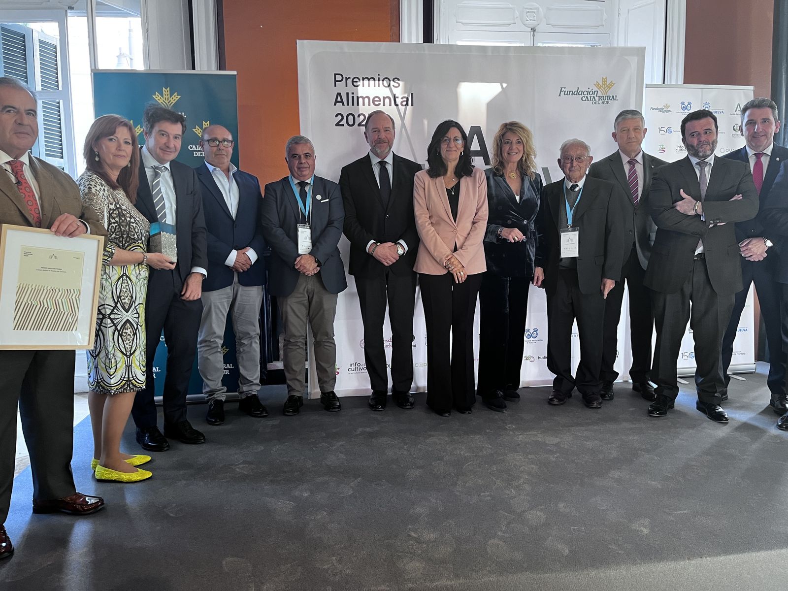 Premiados con autoridades e impulsores del foro.