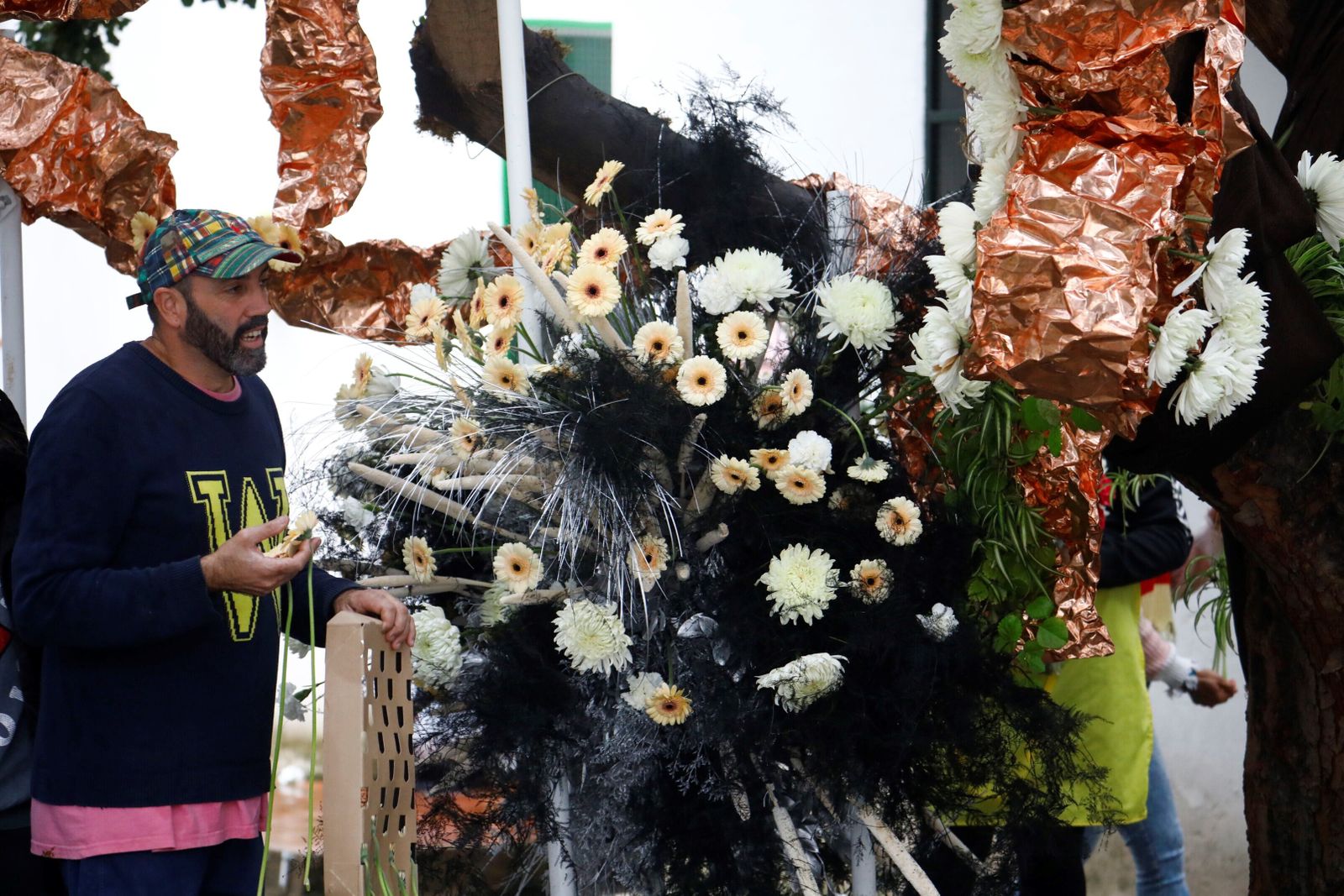 La guerrilla floral que pone el punto y final a Flora 2023 en Córdoba, en imágenes