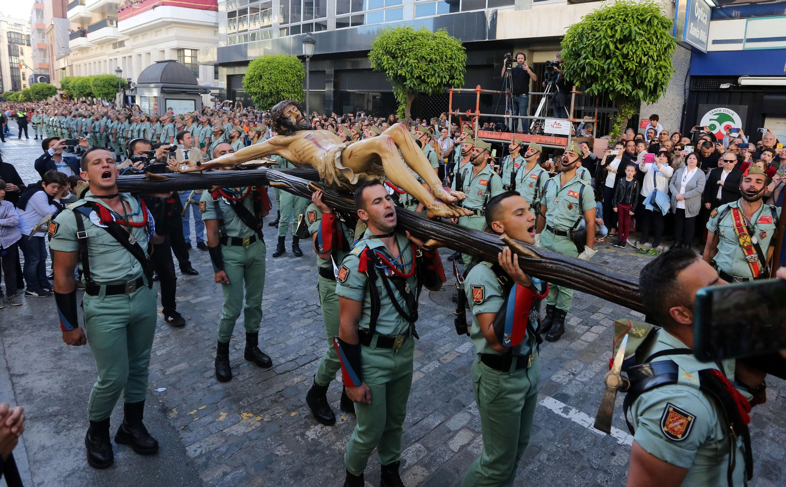 Ambiente  para recibir a la Legión en las calles de Huelva
