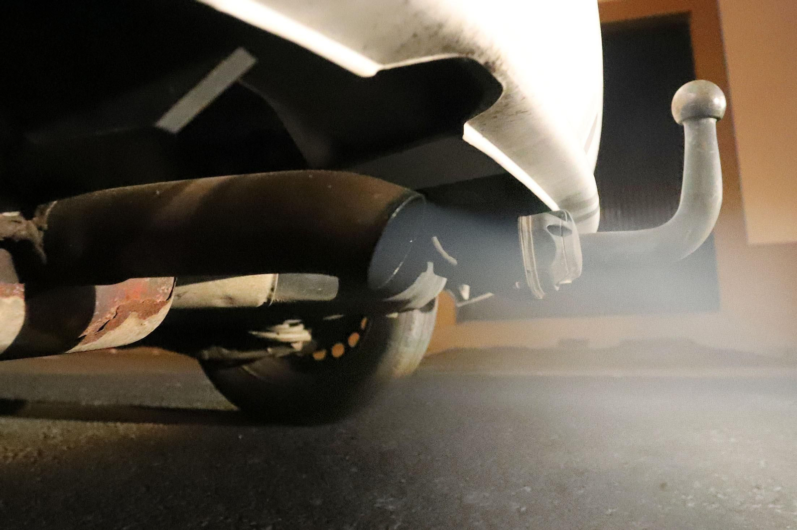 El tubo de escape de un vehículo.