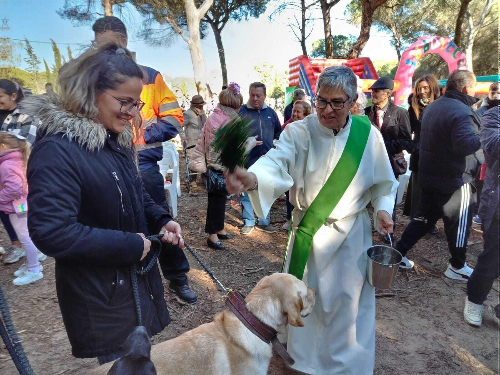 El sacerdote Eugenio Romero, durante la bendición de las mascotas en el pinar. El sacerdote Eugenio Romero, durante la bendición de las mascotas en el pinar.