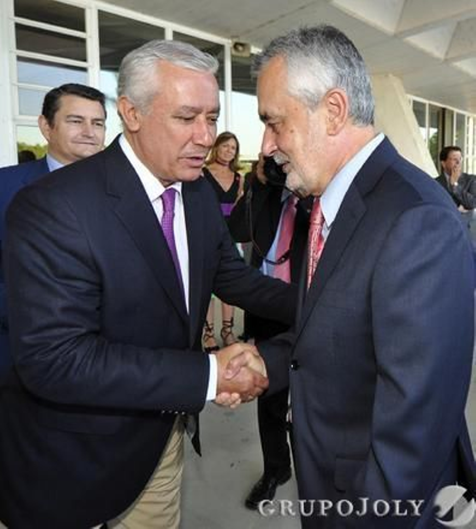 Saludo entre José Antonio Griñán y Javier Arenas.

Foto: A. Pizarro - M. Gómez - J.C. Vázquez - V. Hidalgo