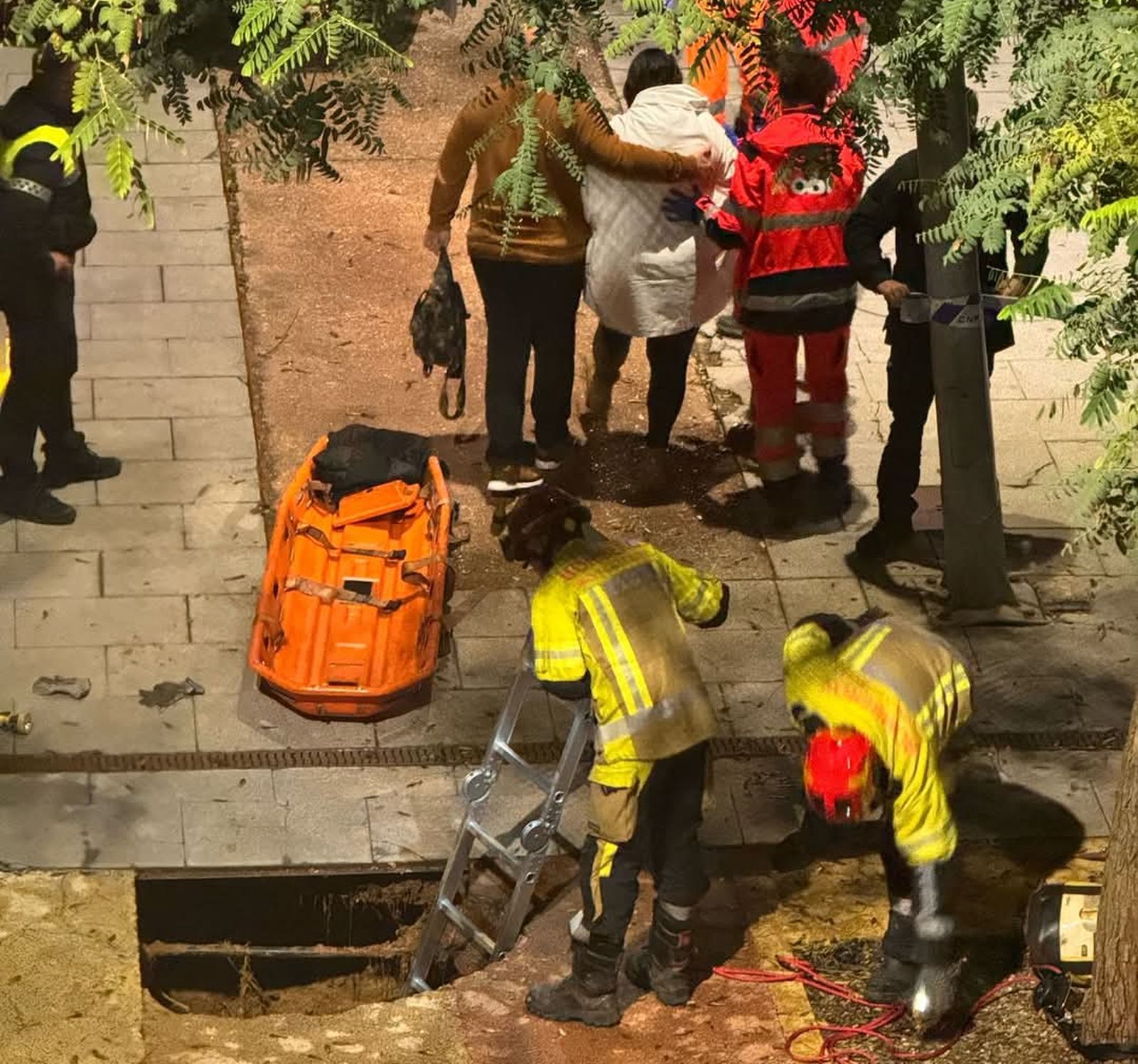 Los bomberos y servicios de emergencias durante el rescate de la mujer.