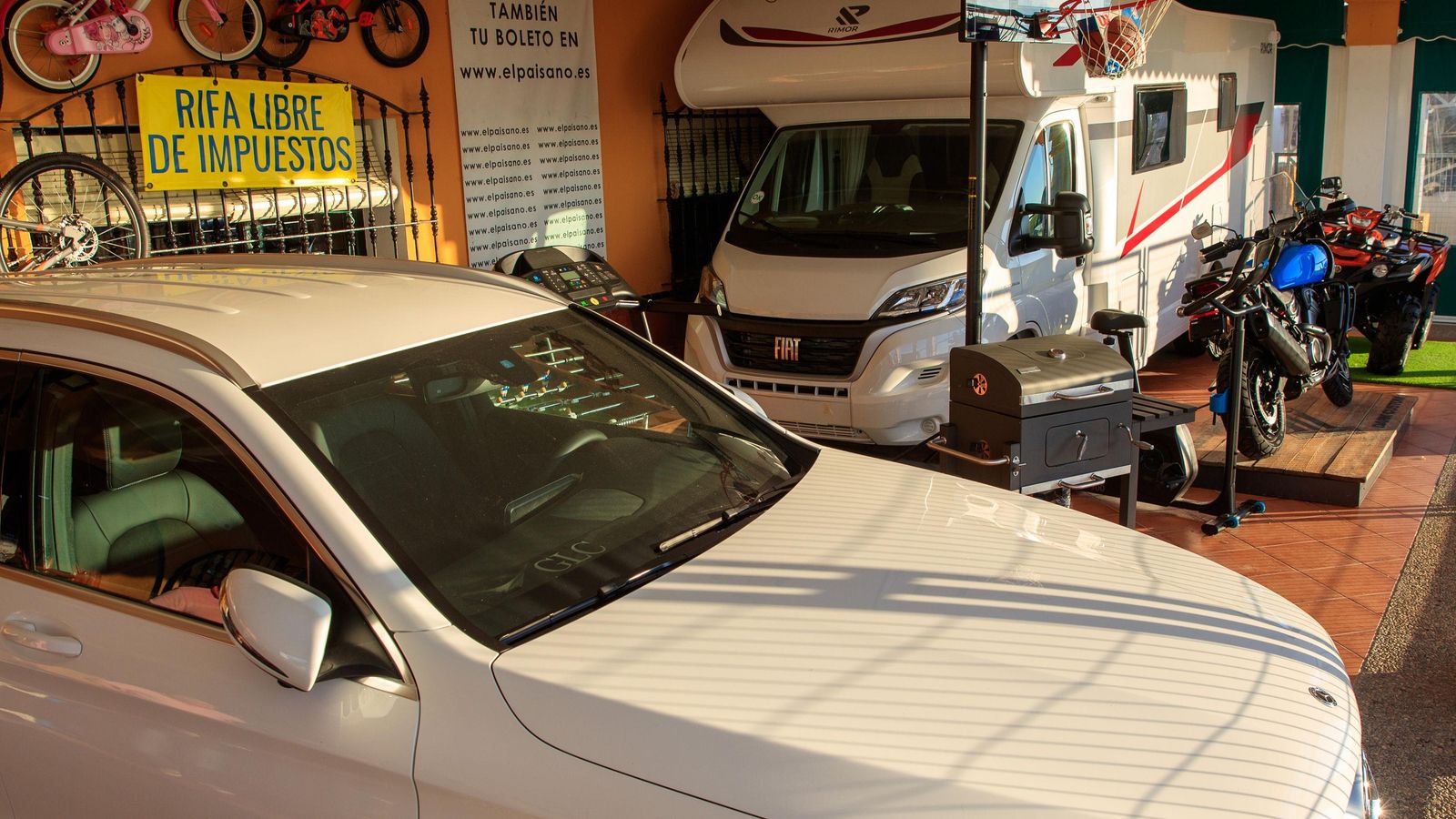 Algunos de los premios que forman parte de la cesta de Navidad.