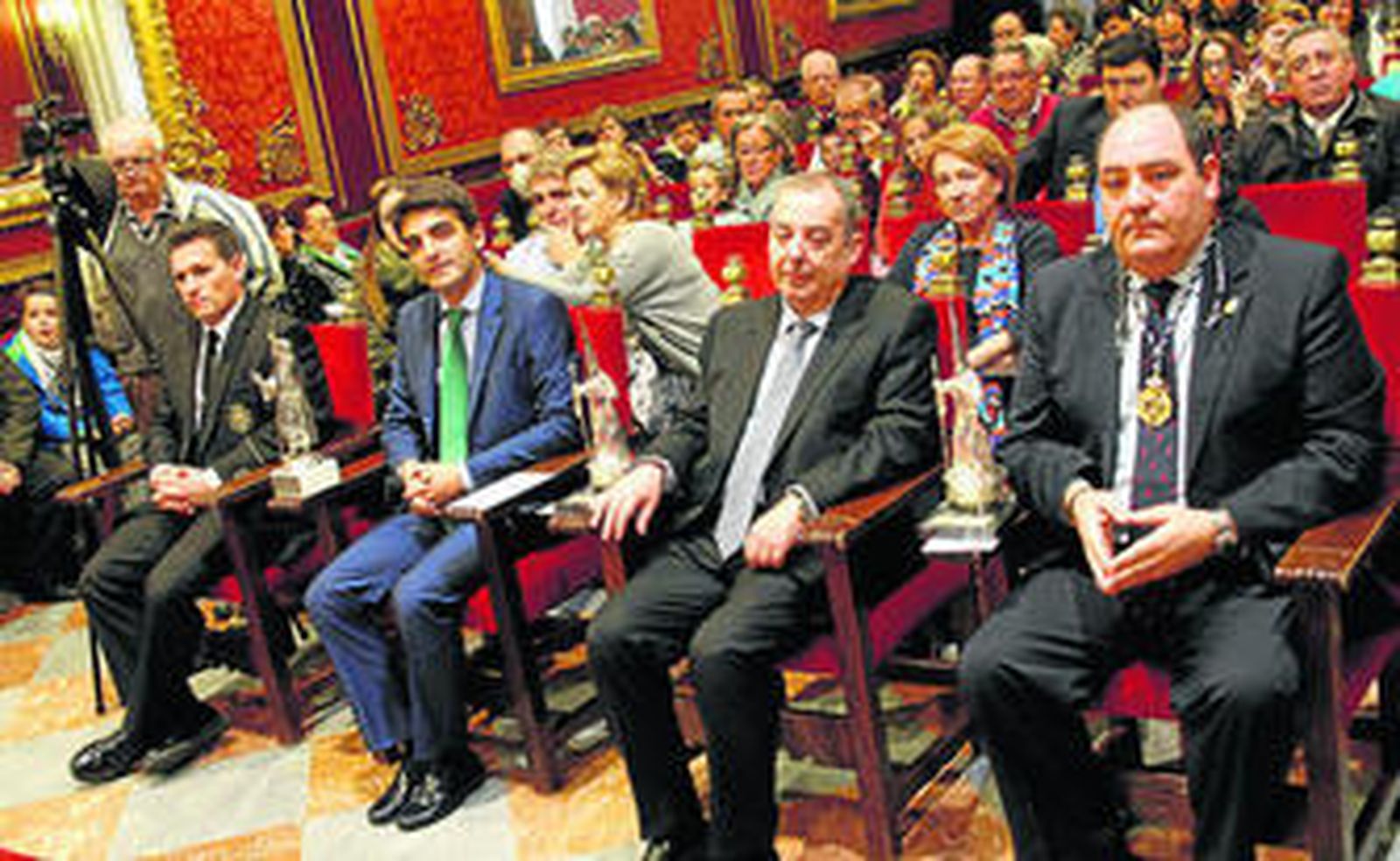 Los premiados, ayer en el salón de plenos del Ayuntamiento.