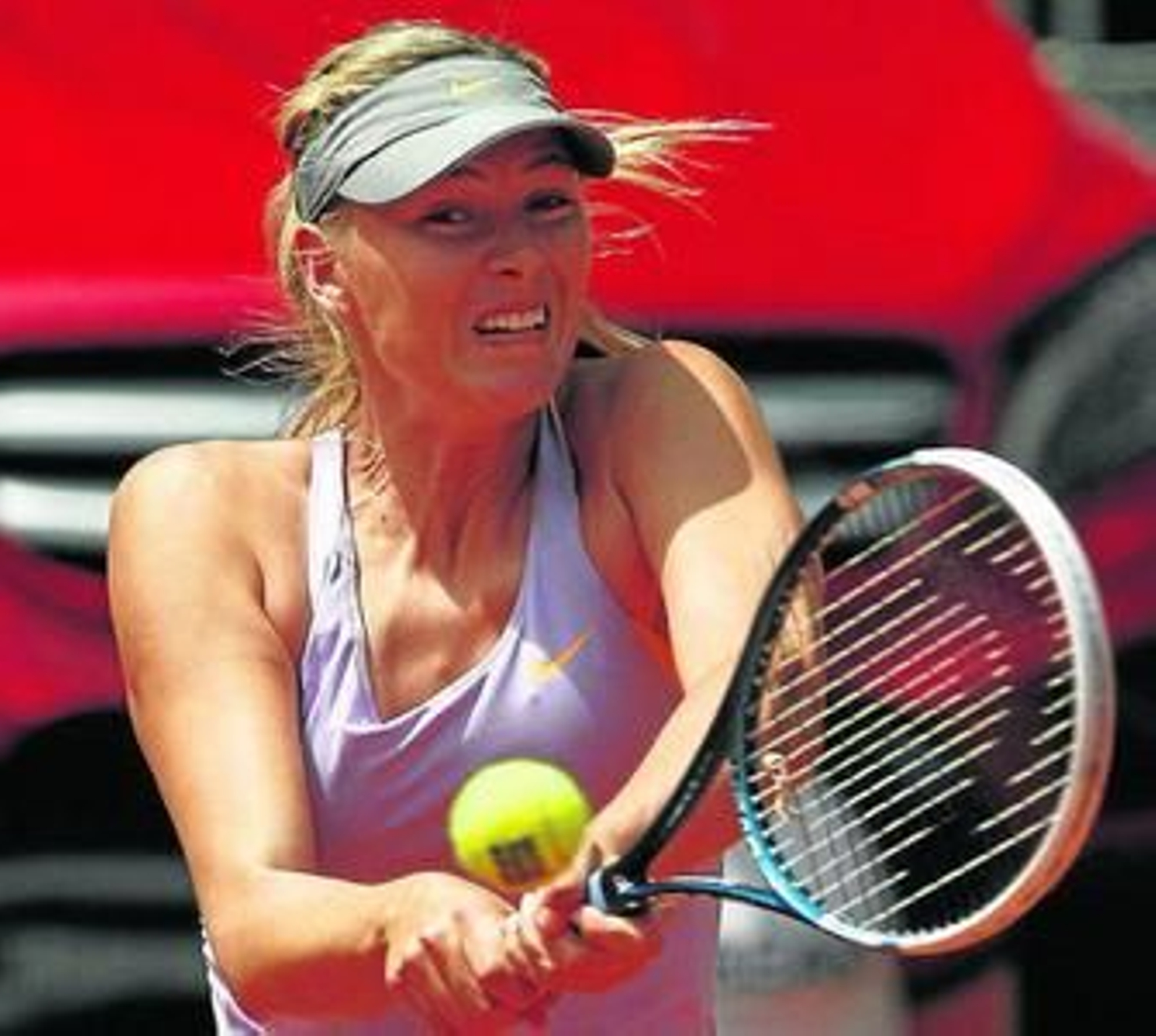 Sharapova golpea la bola de revés en su duelo ante Radwanska .