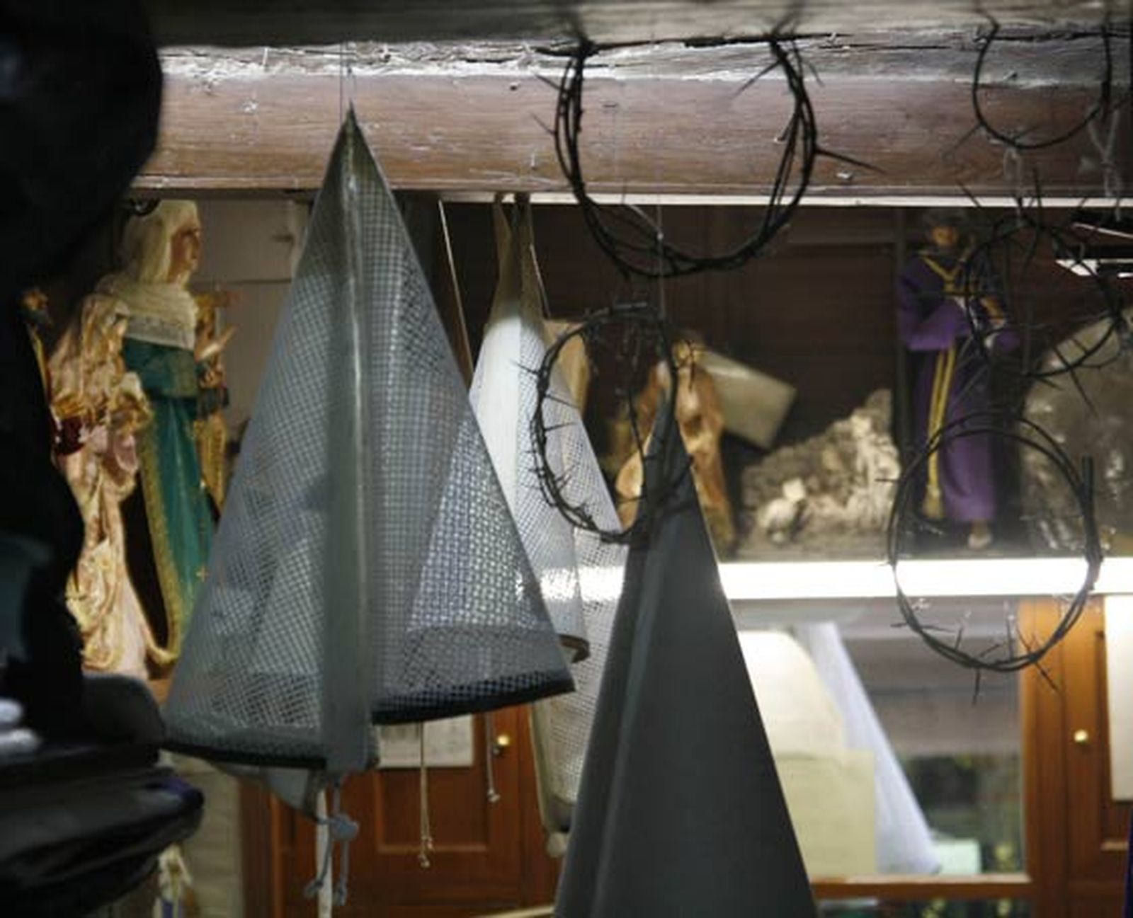 Varios modelos de la tela con la que posteriormente se recubren los capirotes. 

Foto: Fco. Lorca