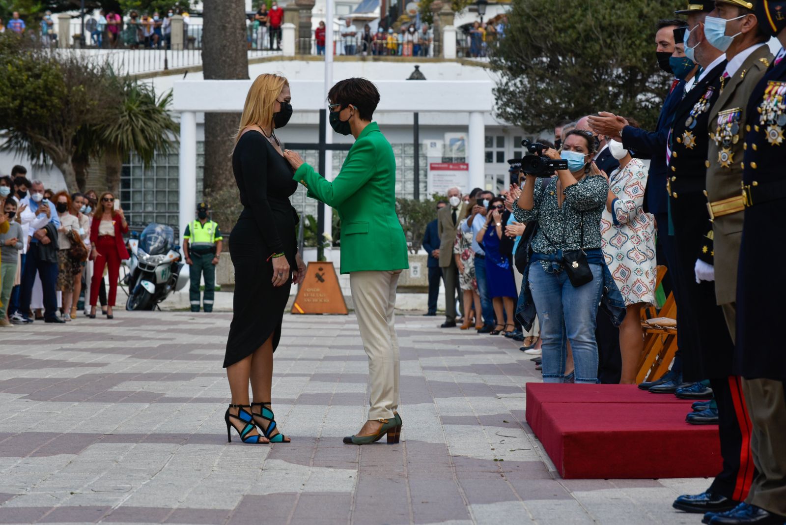 María Gámez, a la derecha, en el acto de la Virgen del Pilar, en Tarifa.