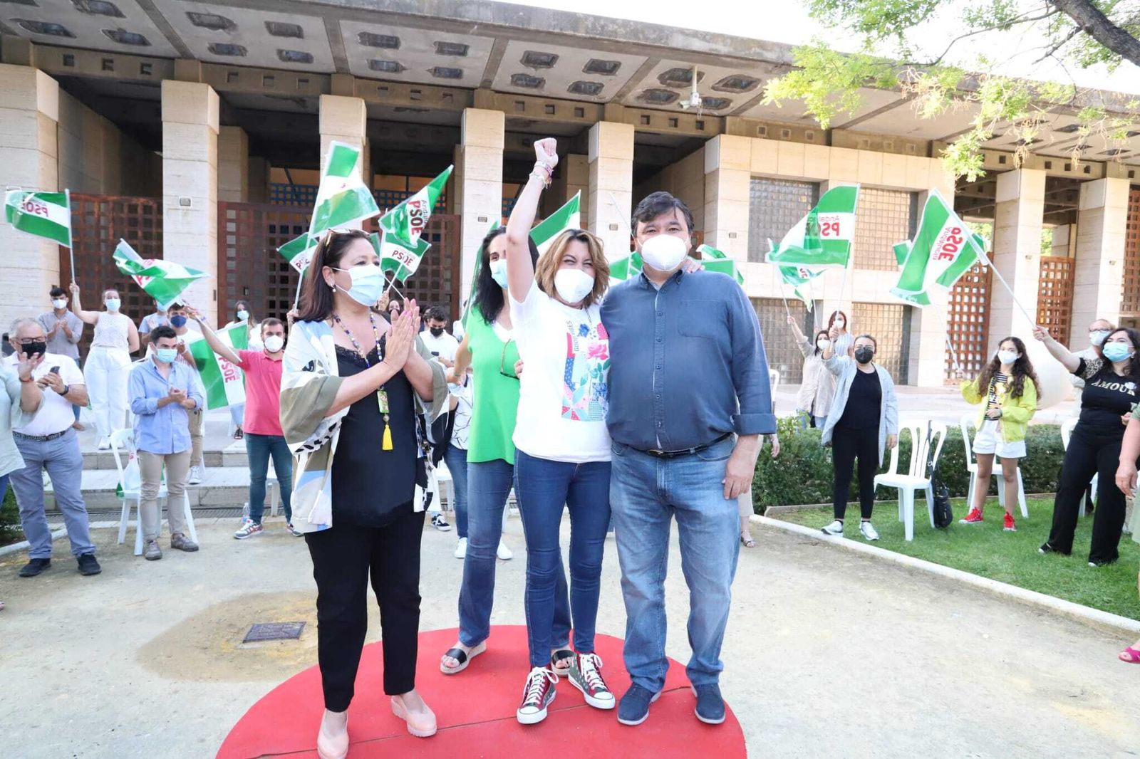 Susana Díaz junto a Gabriel Cruz, en la Casa Colón.