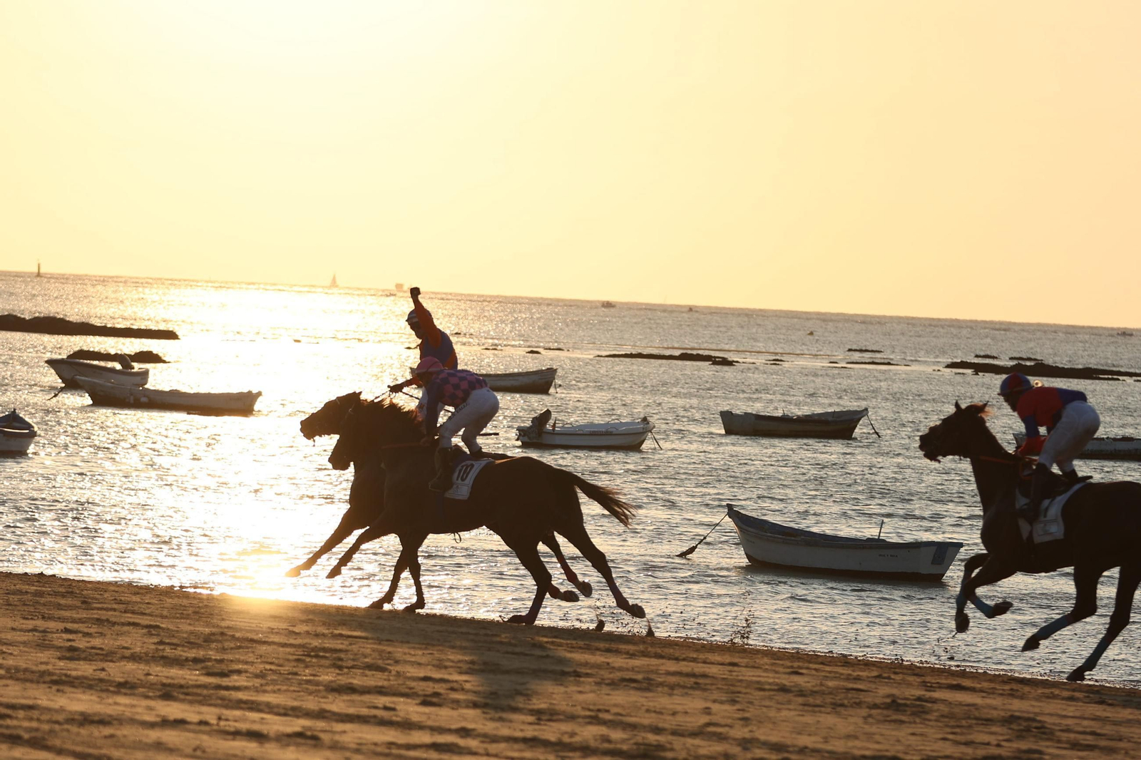 El argentino José Gómez celebra la victoria en el Gran Premio Ciudad de Sanlúcar con 'Southern Voyage', por delante de 'The Snaper'.