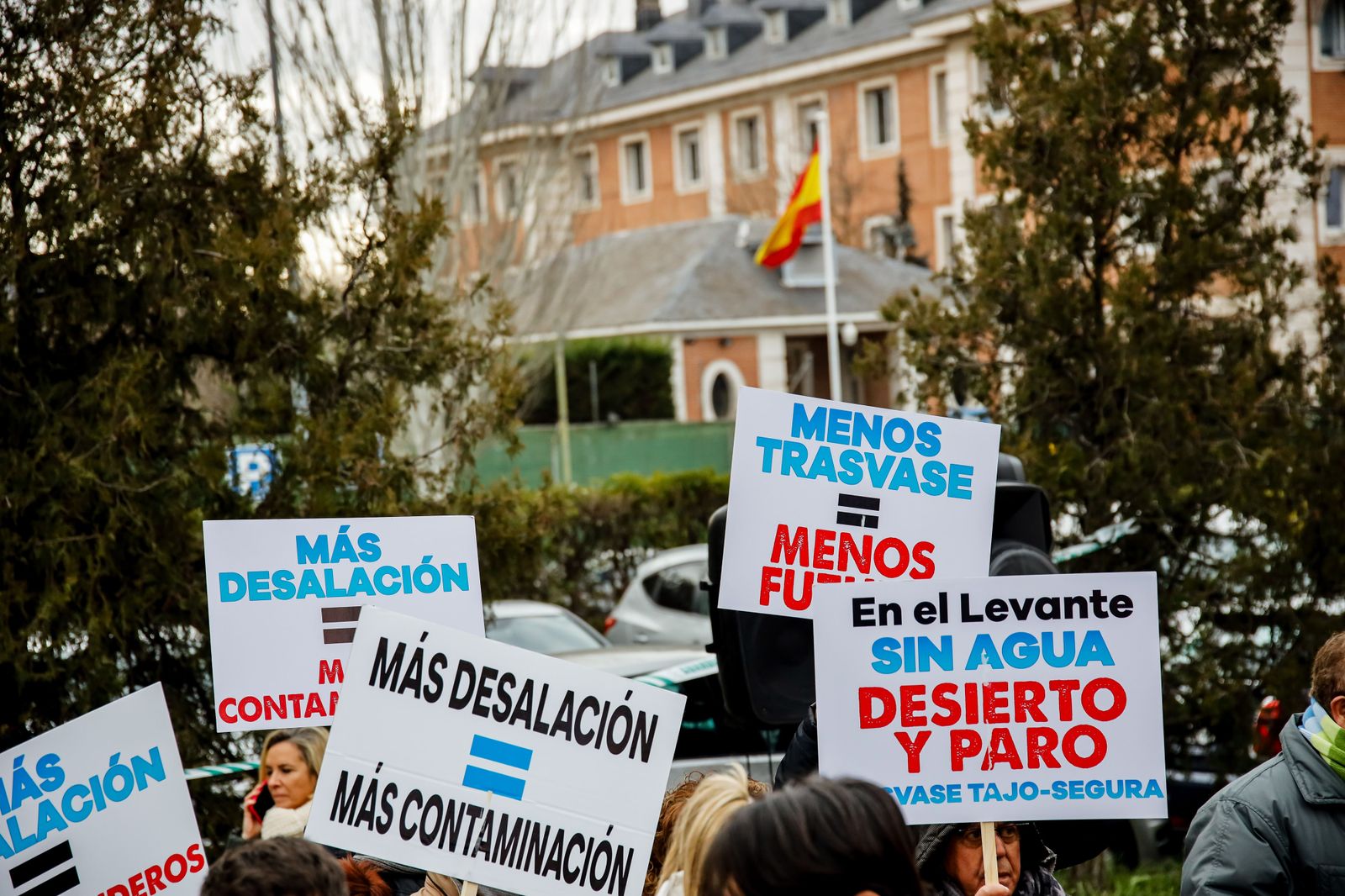 Los regantes no se rinden, así se han concentrado ante la Moncloa