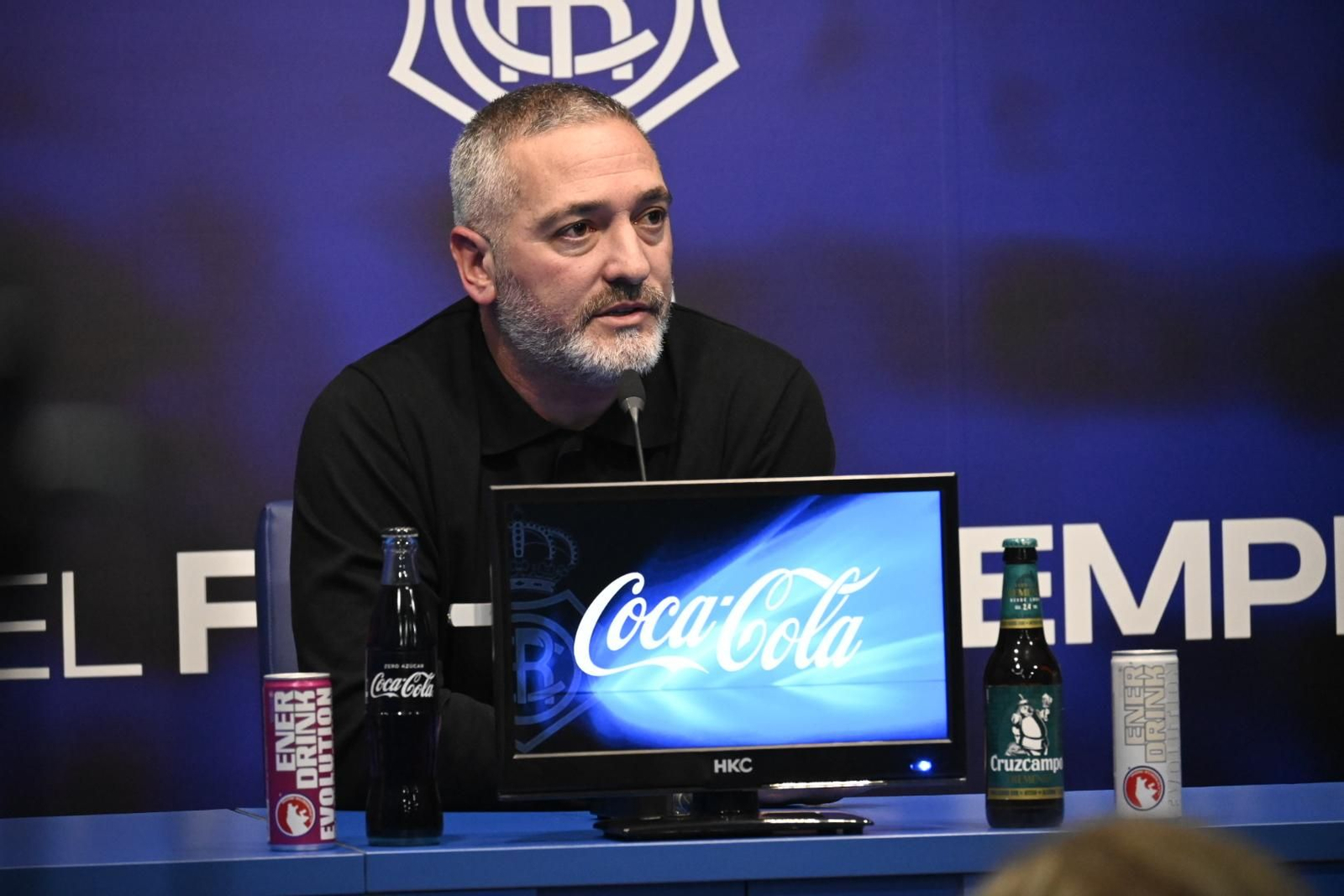 Imágenes de la presentación de Arzu como nuevo entrenador del Recreativo de Huelva