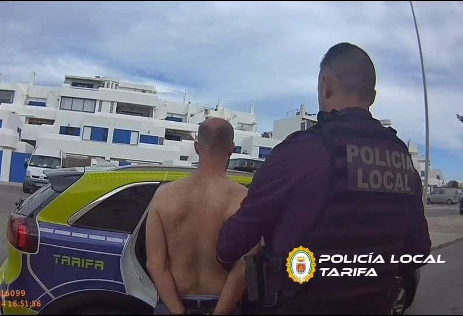 Un agente detiene a un hombre en Tarifa.