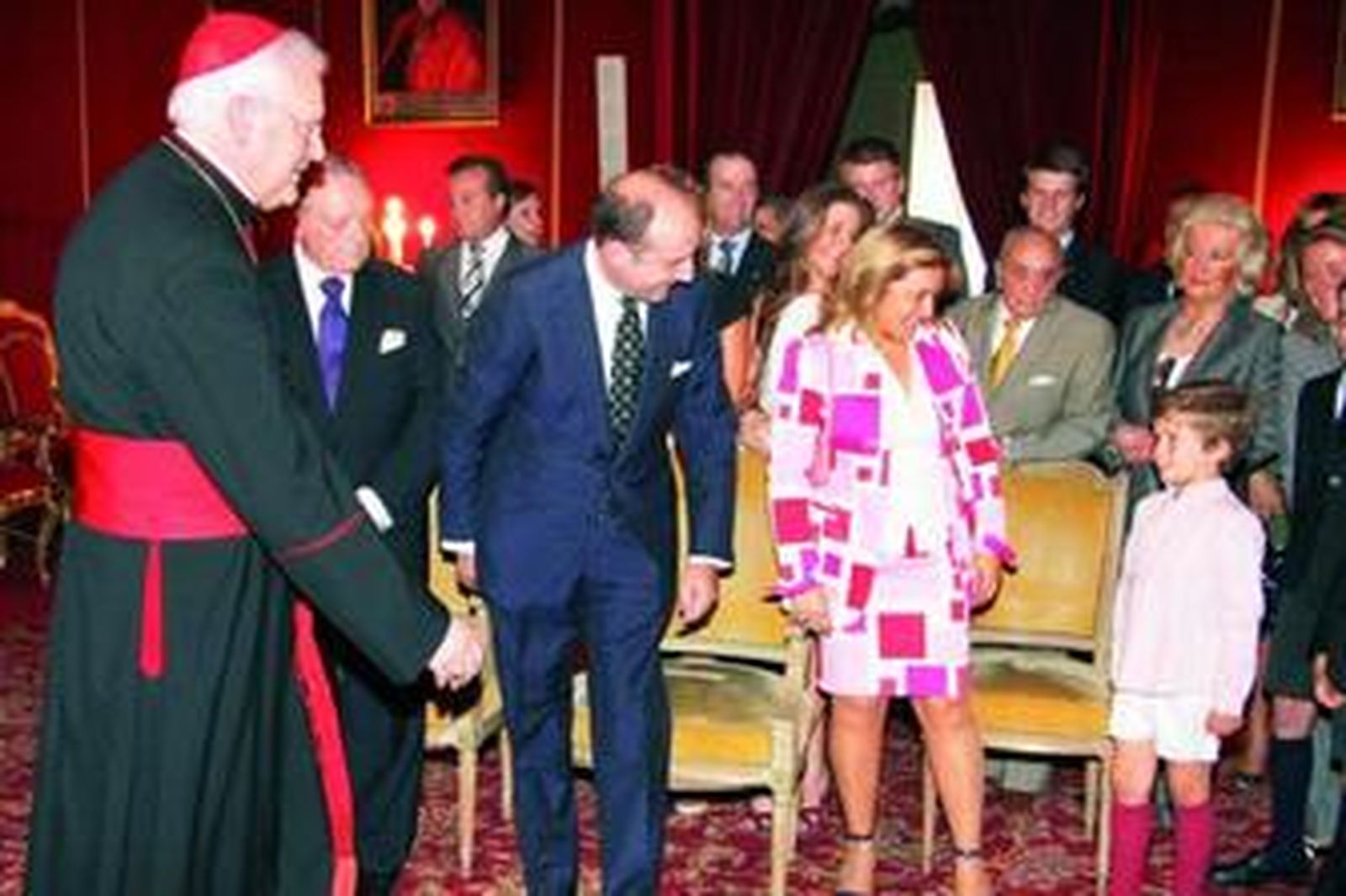 El cardenal se dirige al hijo de Joaquín Moeckel, quien contempla la conversación junto a su padre y esposa.