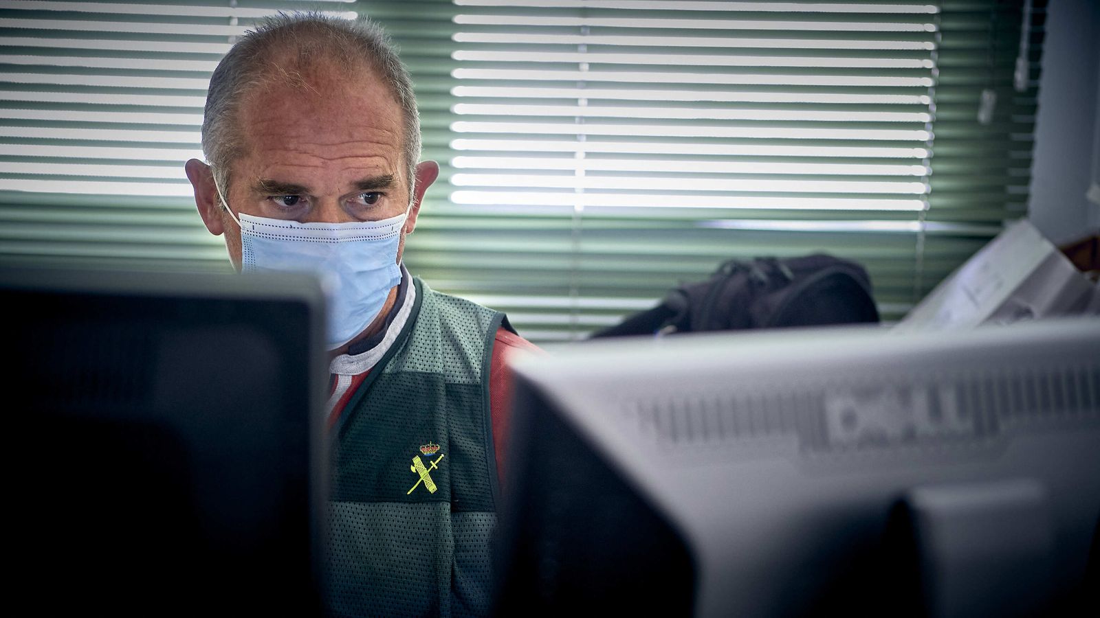 Un agente de la Guardia Civil buscando en la red abusadores de menores.