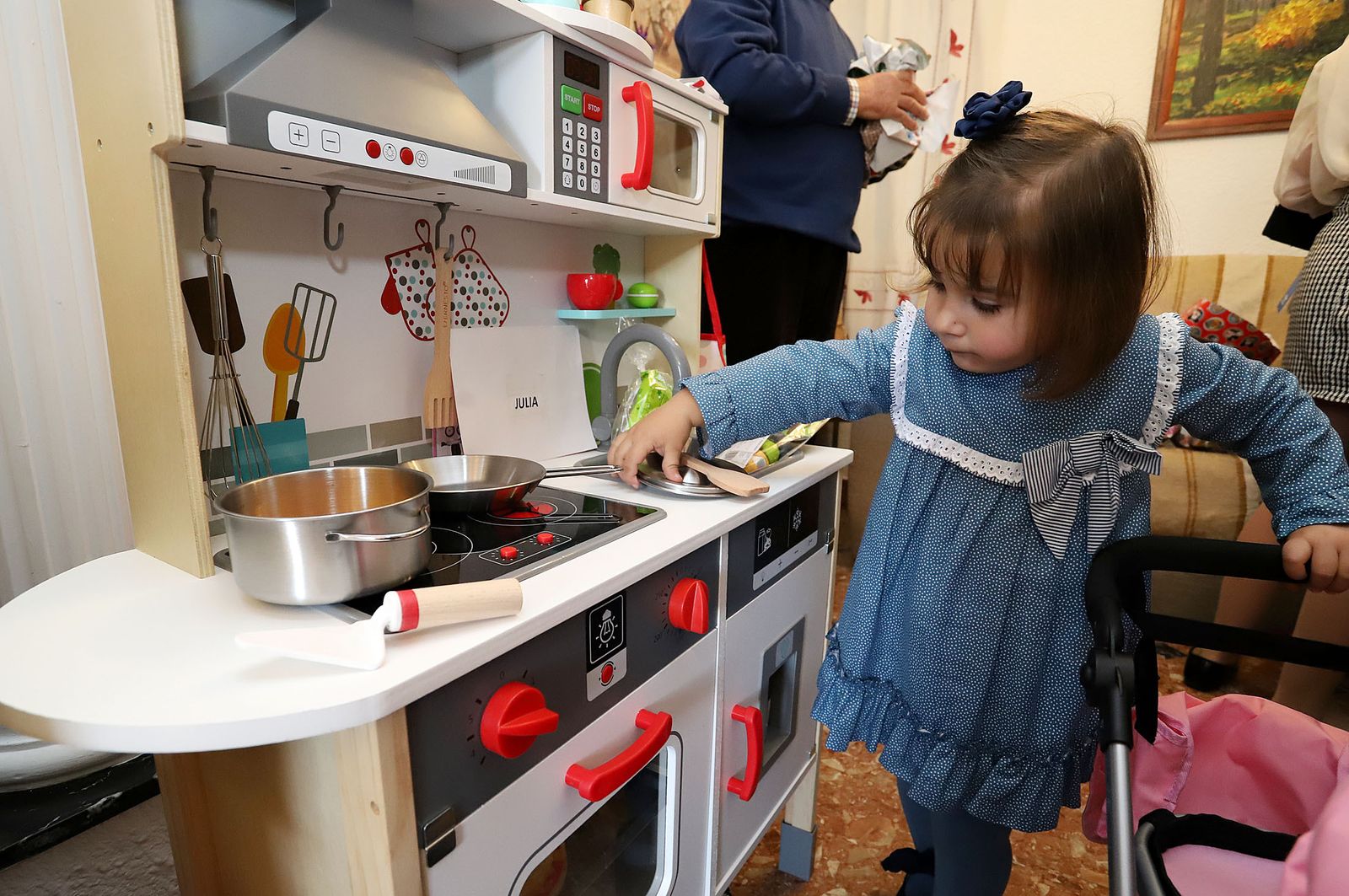 Imágenes de los niños recibiendo sus regalos de Reyes