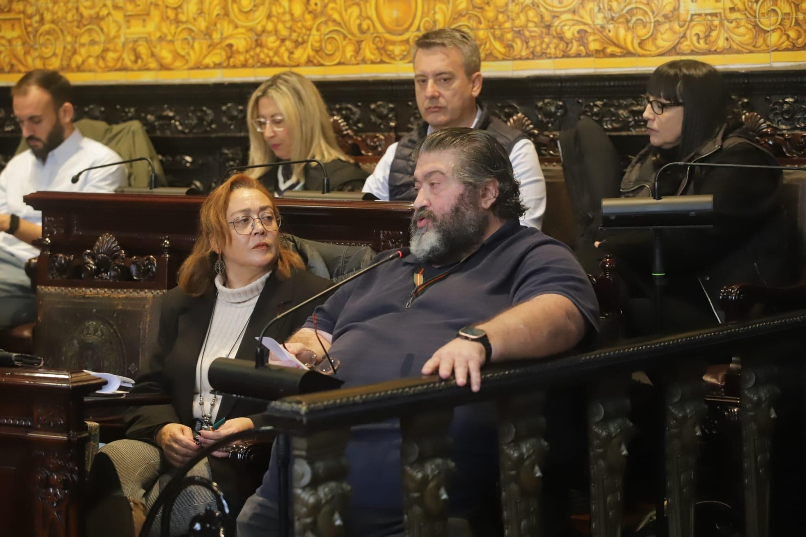 Intervención de Antonio Gallardo (Vox), en manga corta pese al invierno, al inicio de un Pleno que él mismo calificó como “incómodo”.