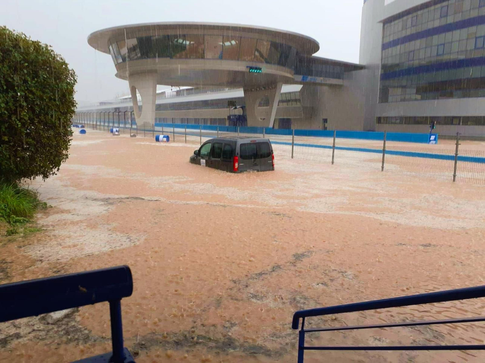 El agua inundó por completo pista, caminos accesorios, boxes... El agua inundó por completo pista, caminos accesorios, boxes...