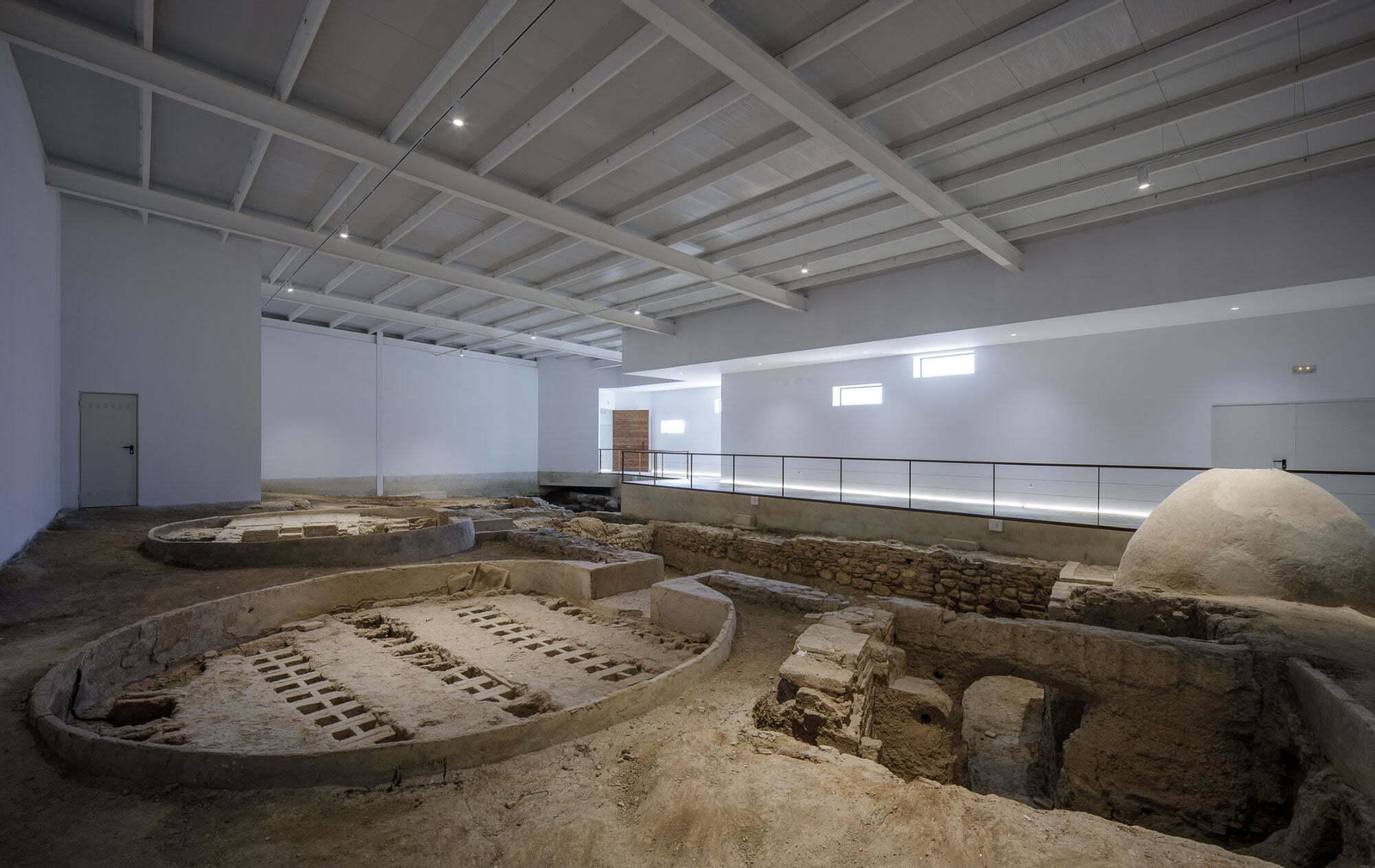 Panorámica del alfar romano, con el edificio que lo protege.