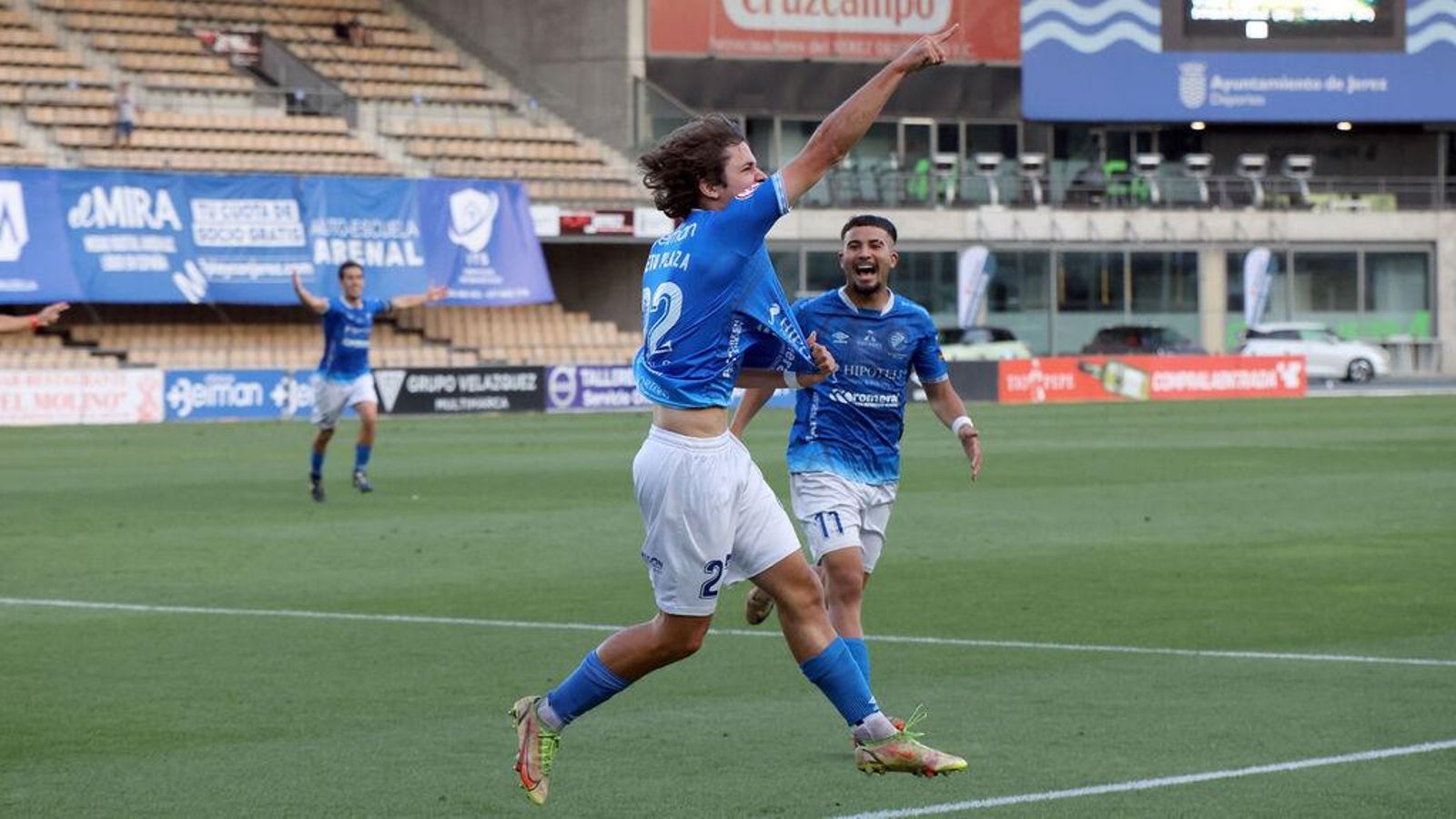 Beto celebra su gol mientras Ilias, que estuvo magistral, acude a felicitarle.