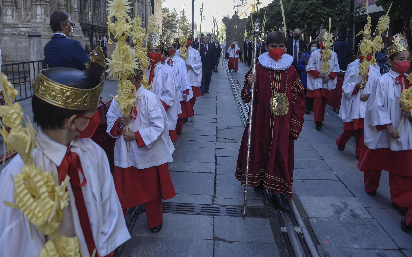 La procesión de palmas del Cabildo Catedral abre el Domingo de Ramos en Sevilla