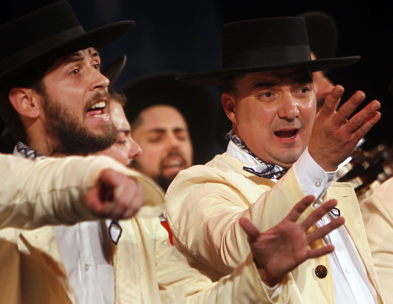 Las imágenes de la décimo sexta función de clasificatorias