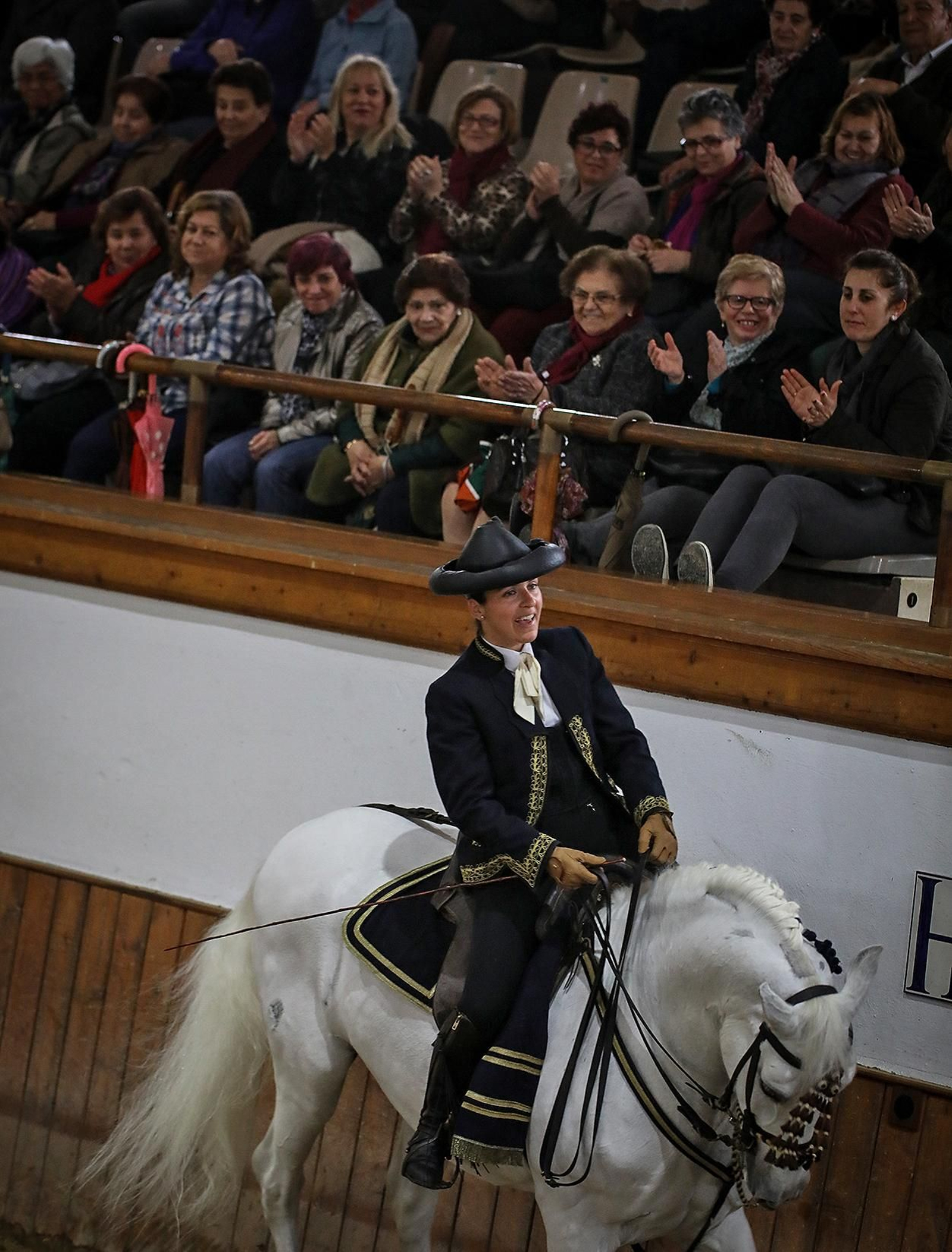 Belén Bautista jinete de la Real Escuela es galardonada con el Caballo de Oro 2022 en Jerez