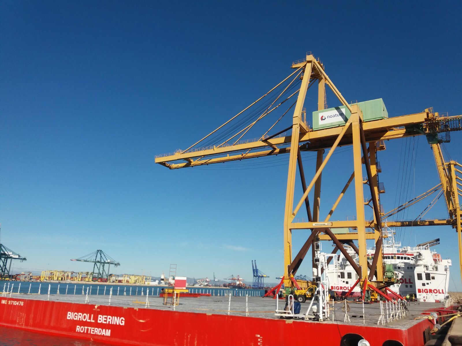 La nueva grúa, lista ya en Valencia para partir hoy mismo hacia el puerto de Cádiz.