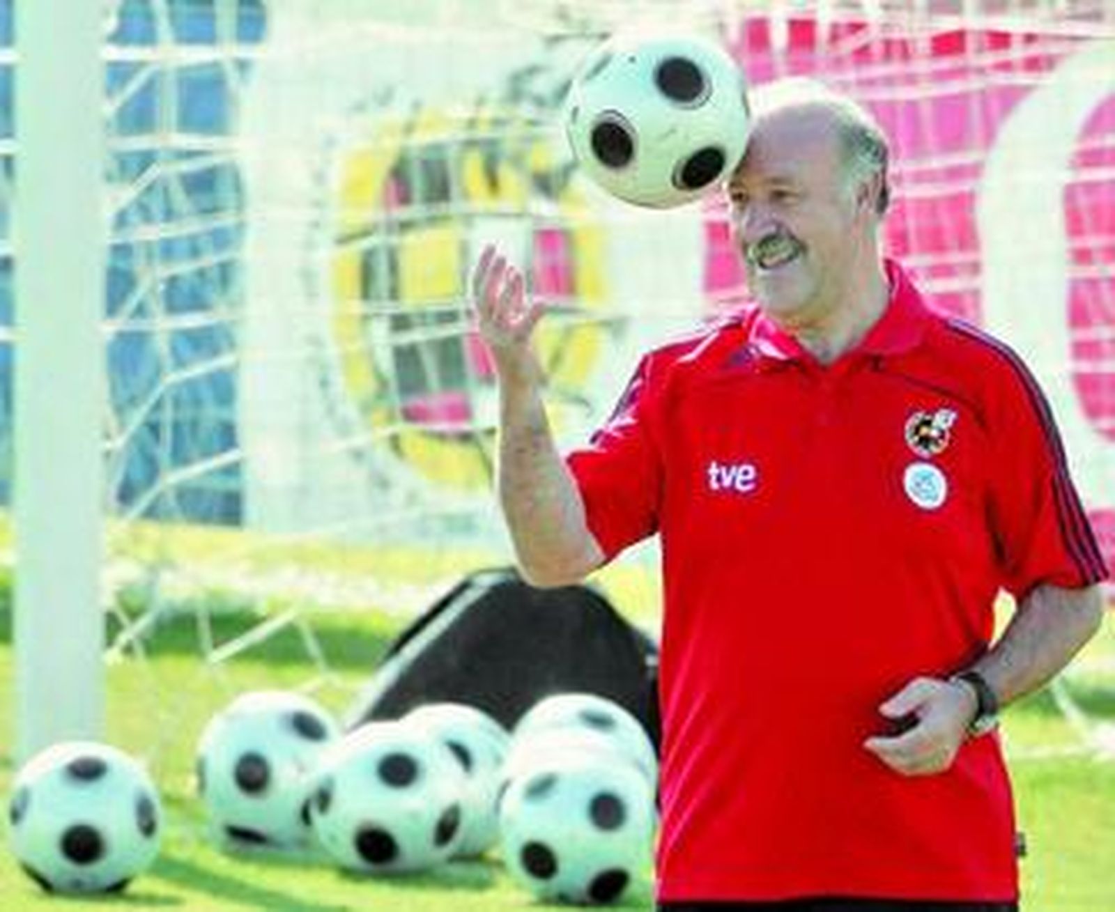 Vicente del Bosque juega con un balón durante el último entrenamiento en Las Rozas.