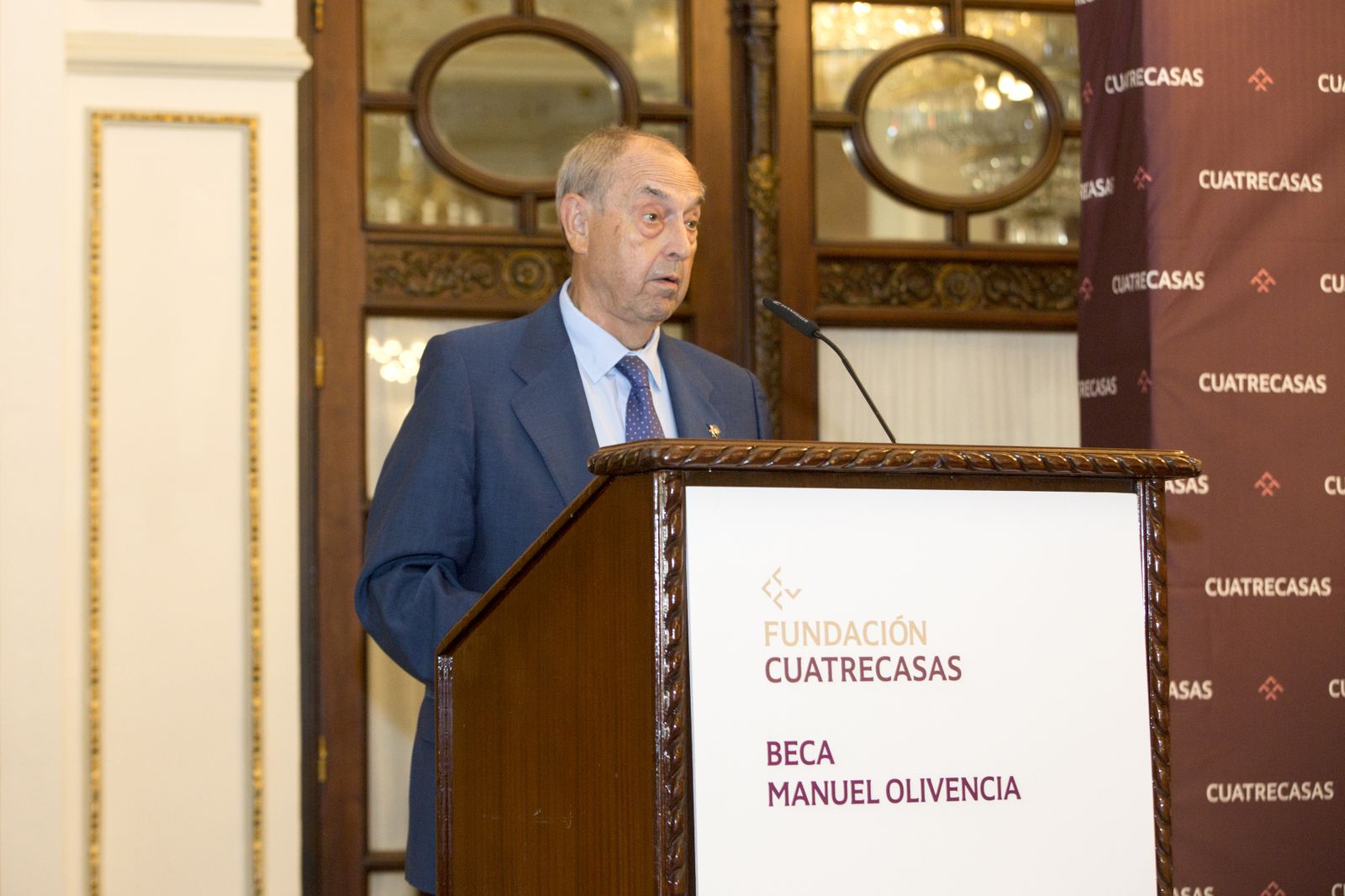 Las imágenes de la entrega de la Beca Manuel Olivencia