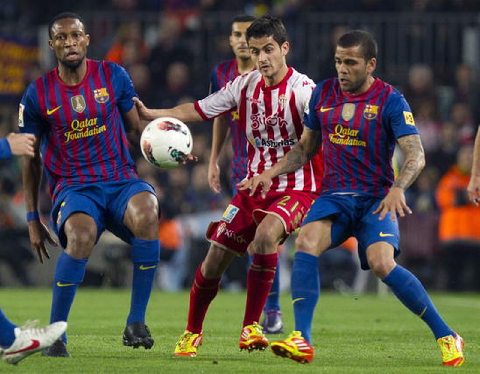 El Barcelona sufre para ganar con diez al Sporting de Gijón. / EFE