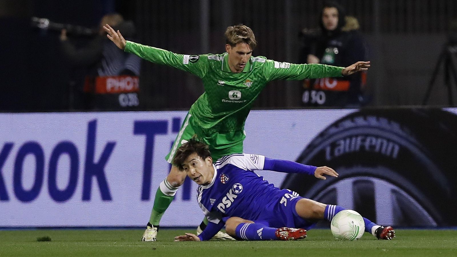 Miranda aprieta a Taneko, autor del gol del Dinamo de Zagreb.