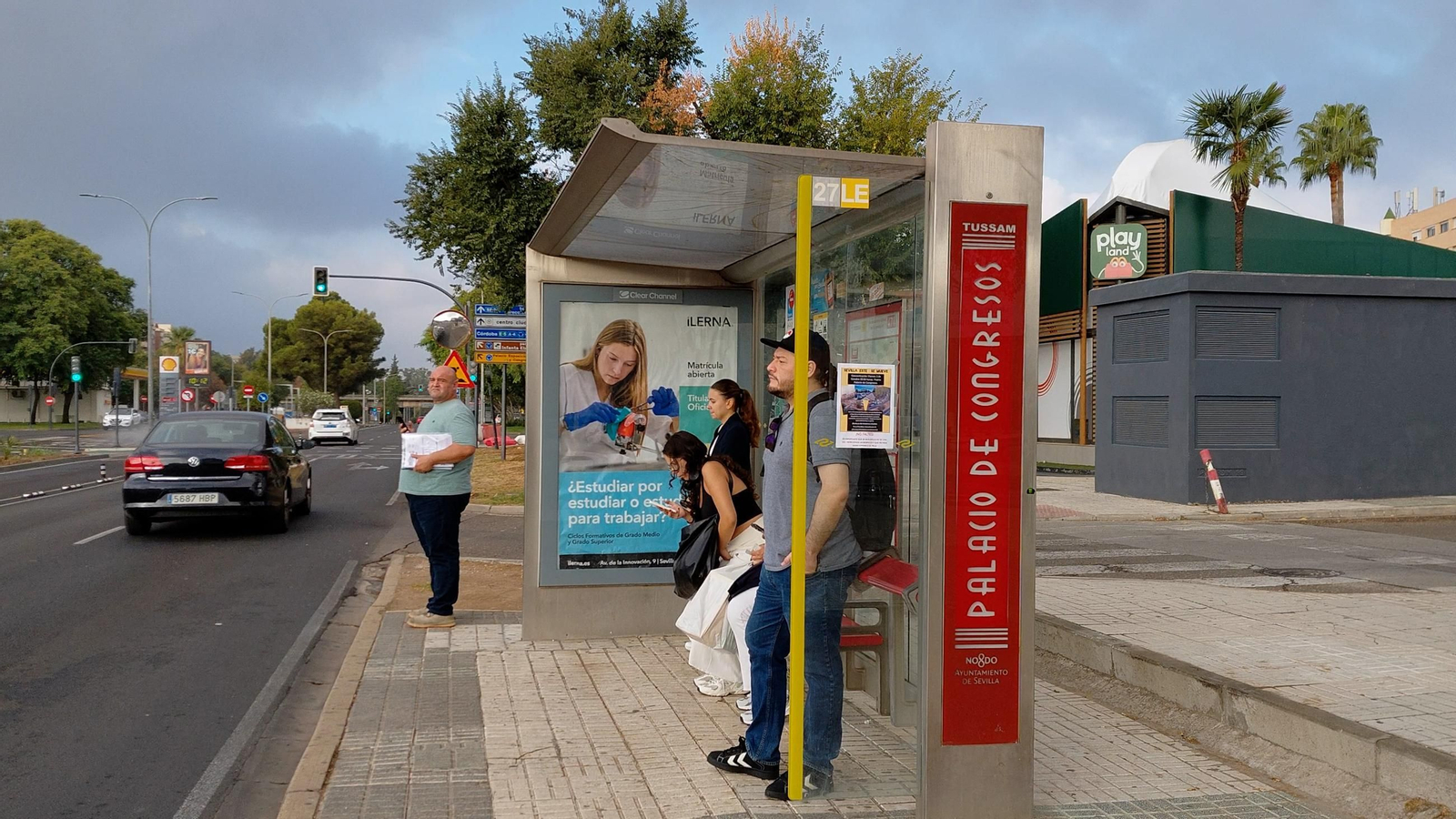 Usuarios del 27, LE y B4 continúan con sus recorridos habituales sin saber que ya funciona el nuevo Bus de Tránsito Rápido entre Torreblanca y Nervión
