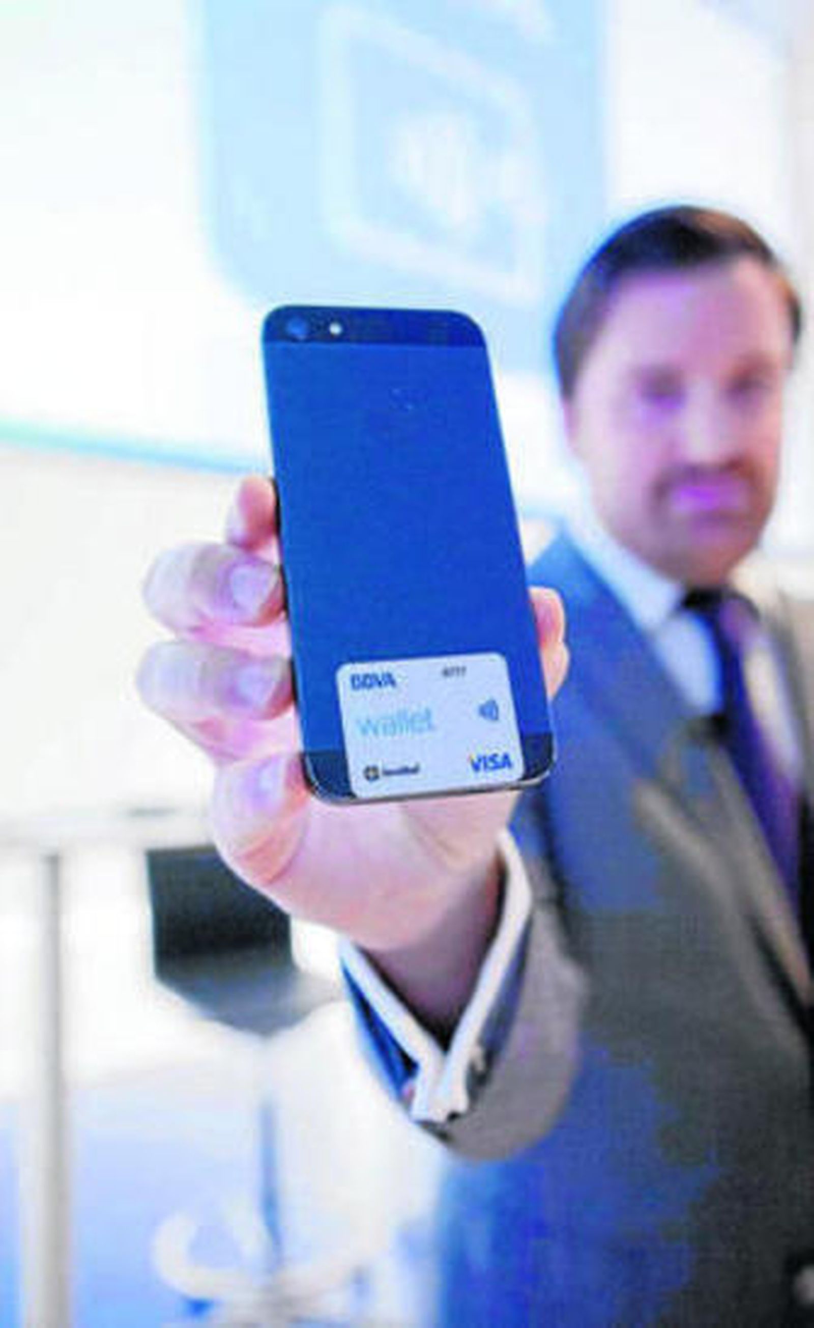 Un móvil con el adhesivo para abonar compras en comercios.