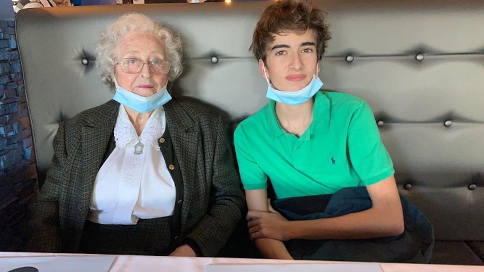 La homenajeada Emilia Cabrales López con su nieto Fernando Pérez Rendón, durante la comida celebrada en el restaurante El Balandro, con motivo de su noventa y cuatro cumpleaños.