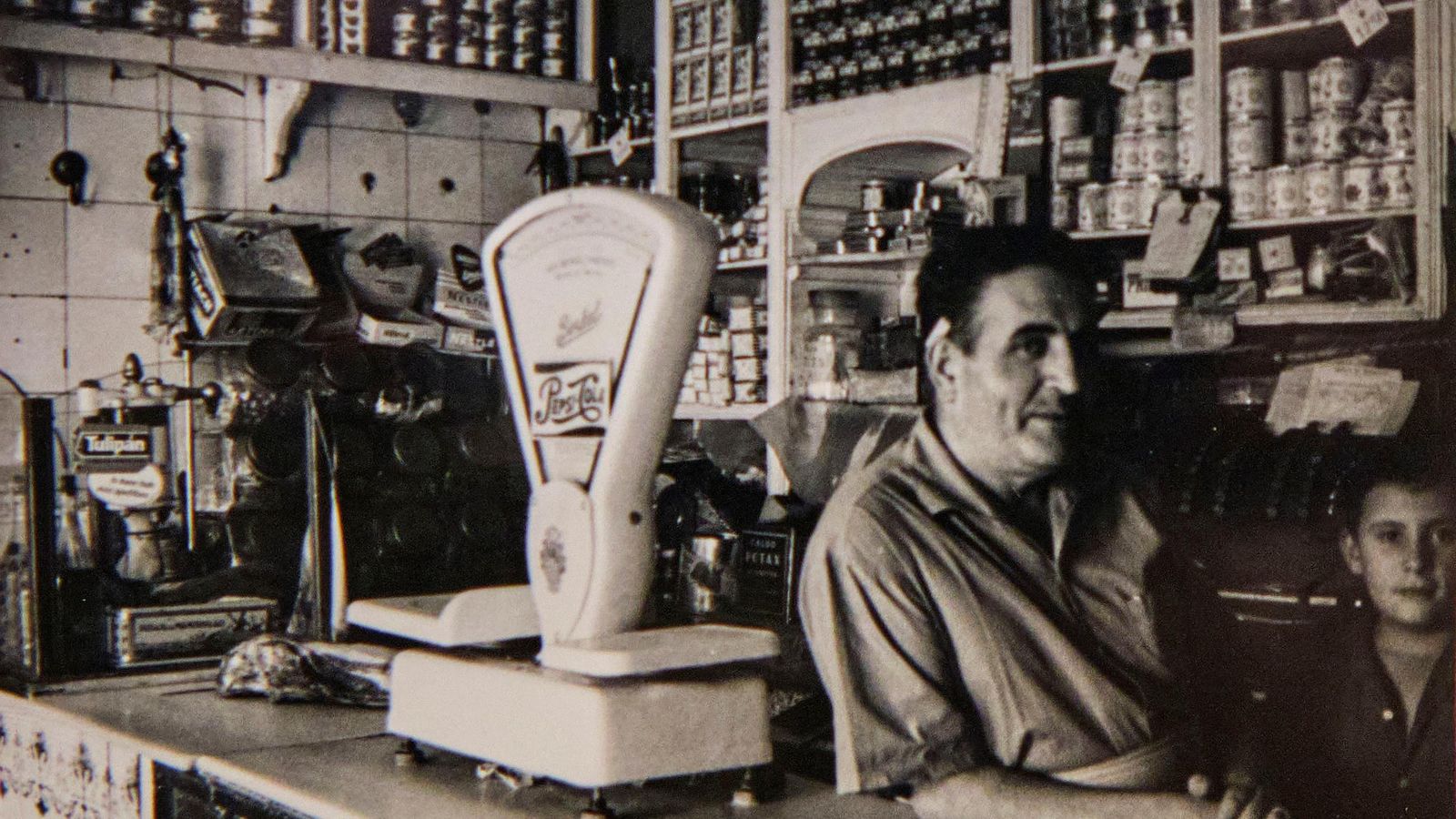 Así era el colmado de Román, en la imagen con su hijo Antonio.