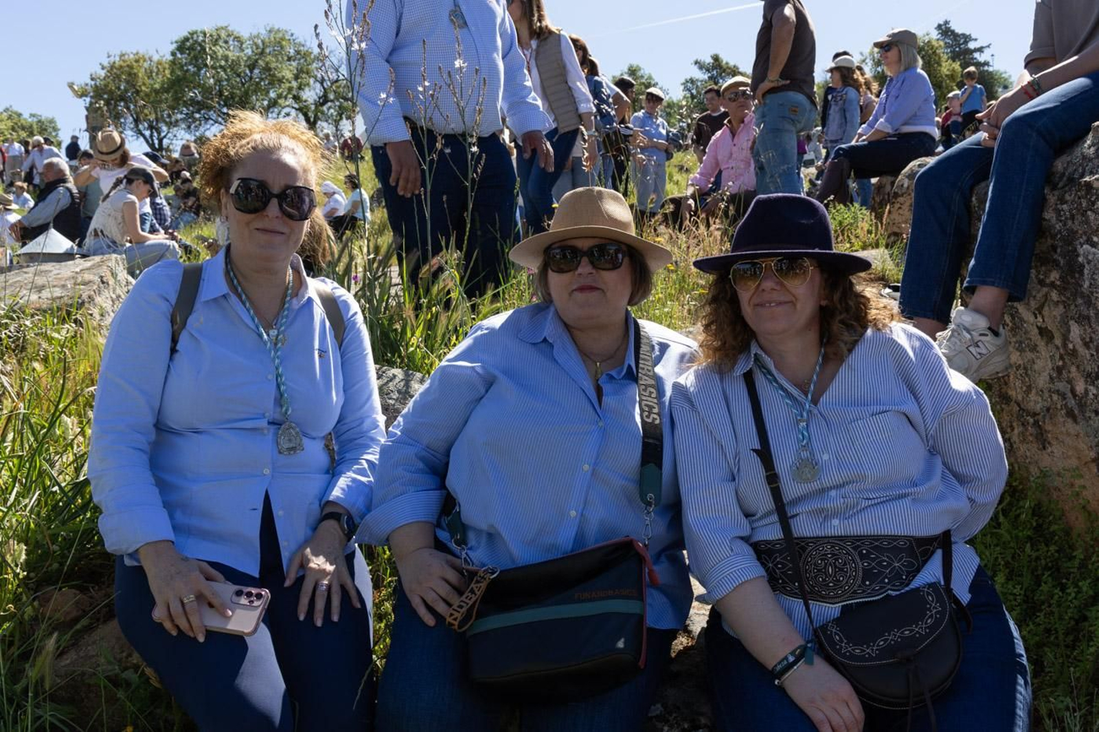 Miles de romeros acuden al encuentro de la Virgen de la Cabeza en su romería