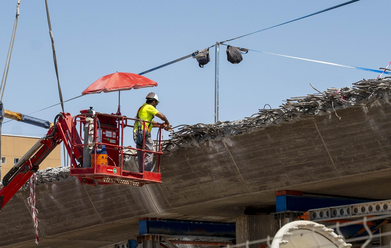 Las imágenes del desmantelamiento en el Puente de la Avenida Mediterráneo en Almería