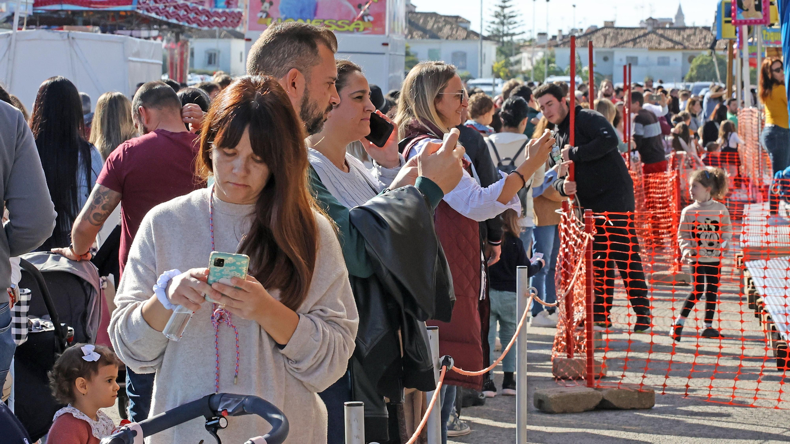 El parque de atracciones de Navidad junto a la Feria volvió a llenarse este sábado El parque de atracciones de Navidad junto a la Feria volvió a llenarse este sábado