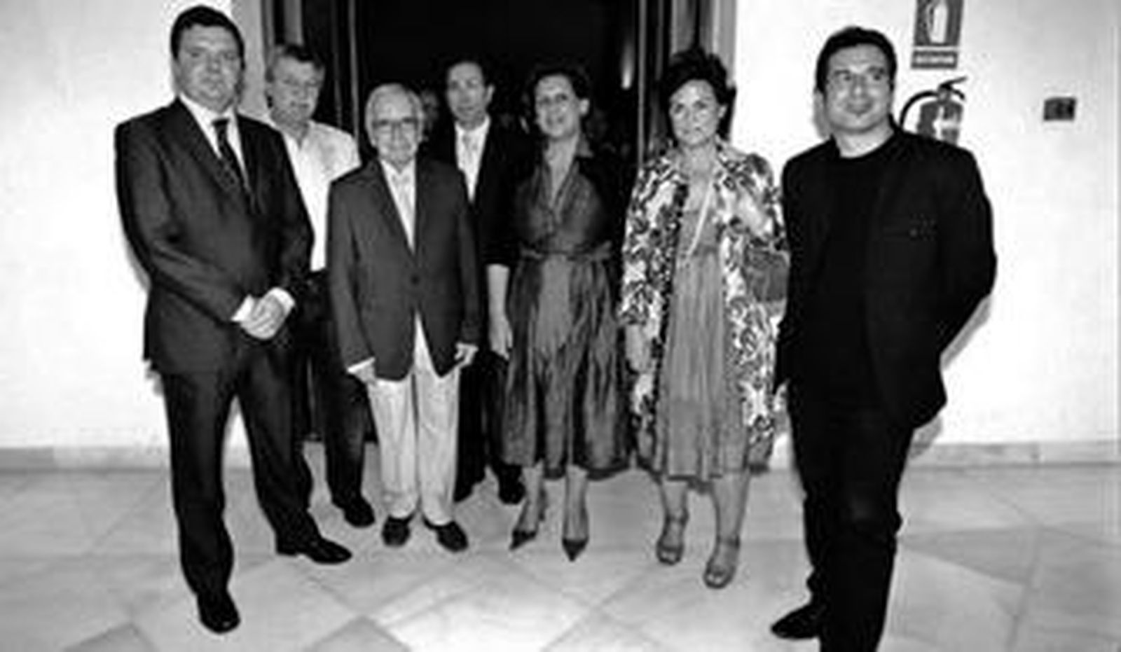 El director de 'El Día', Luis Pérez-Bustamante, con Marcelino Ferrero, Pablo García Baena, Rafael Jaén, Rosa Torres, Carmen Calvo y Joaquín Dobladez.