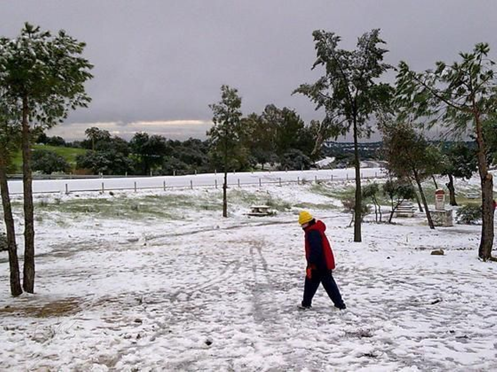 Dirección Mérida, un niño pasea por la nieve./ Isabel Redondo
