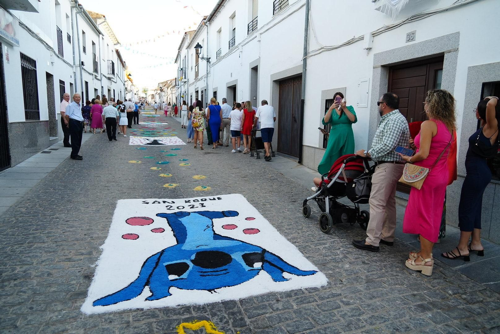 La procesión de San Roque en Dos Torres sobre las alfombras de sal, en imágenes