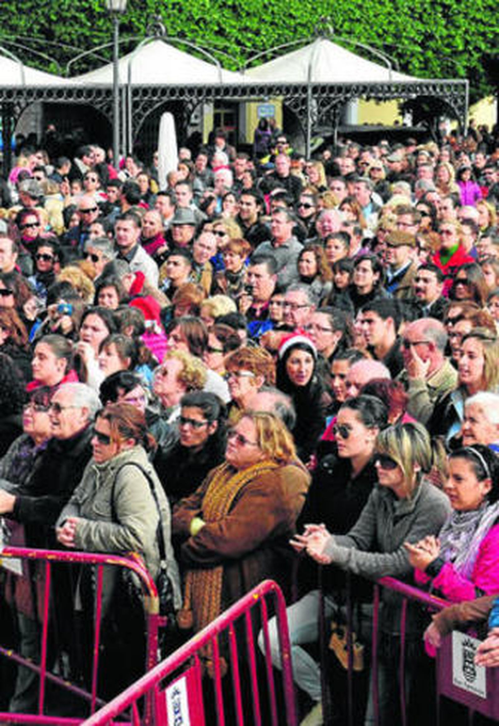 Concentración de público en la plaza del Rey con motivo de un reciente concierto navideño.