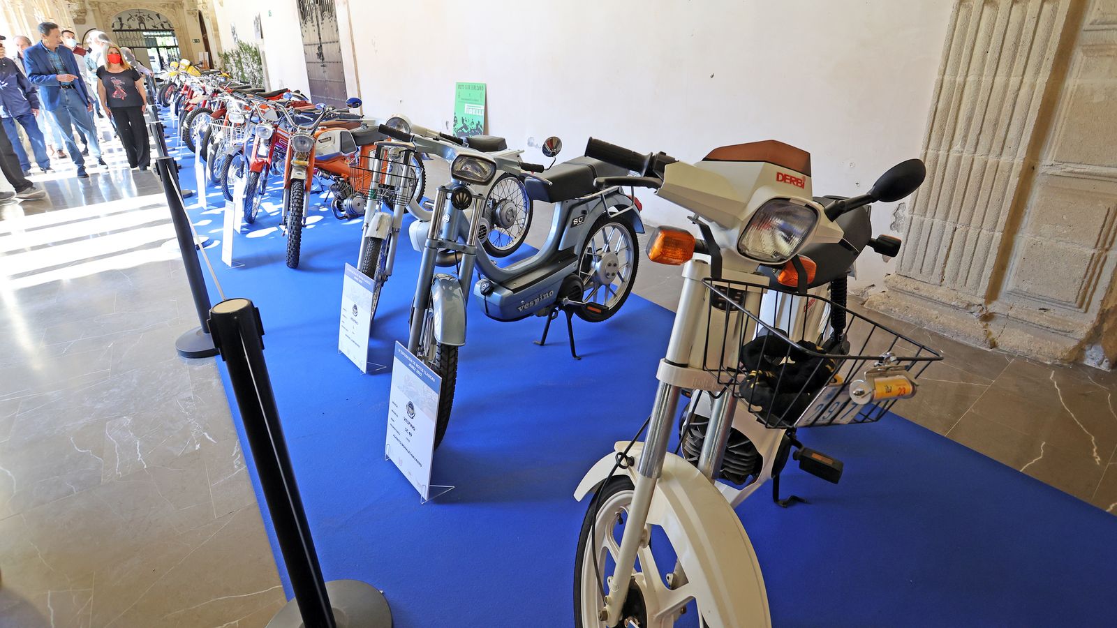 Exposición de motos clásicas en los Claustros