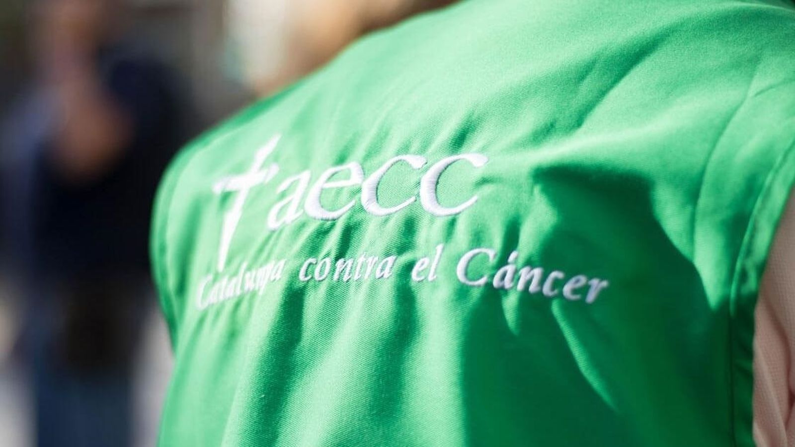 Un voluntario de la Asociación Española Contra el Cáncer.