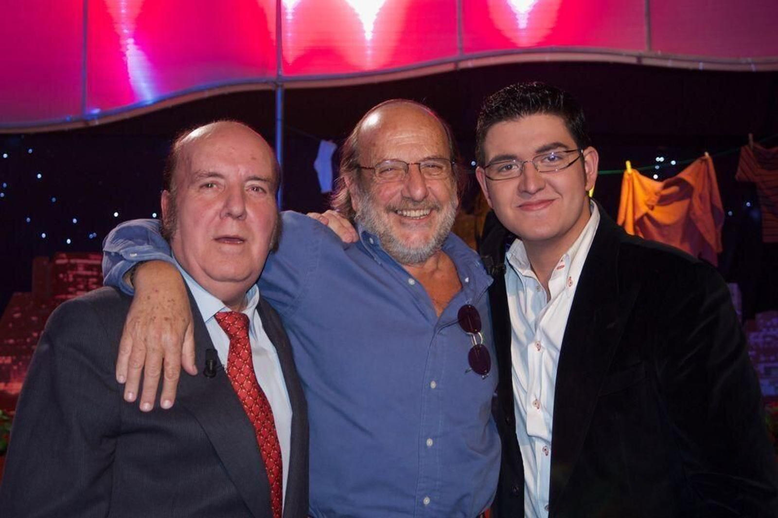 Tomás Summers entre dos de sus figuras descubiertas por él, Chiquito de la Calzada y Manu Sánchez