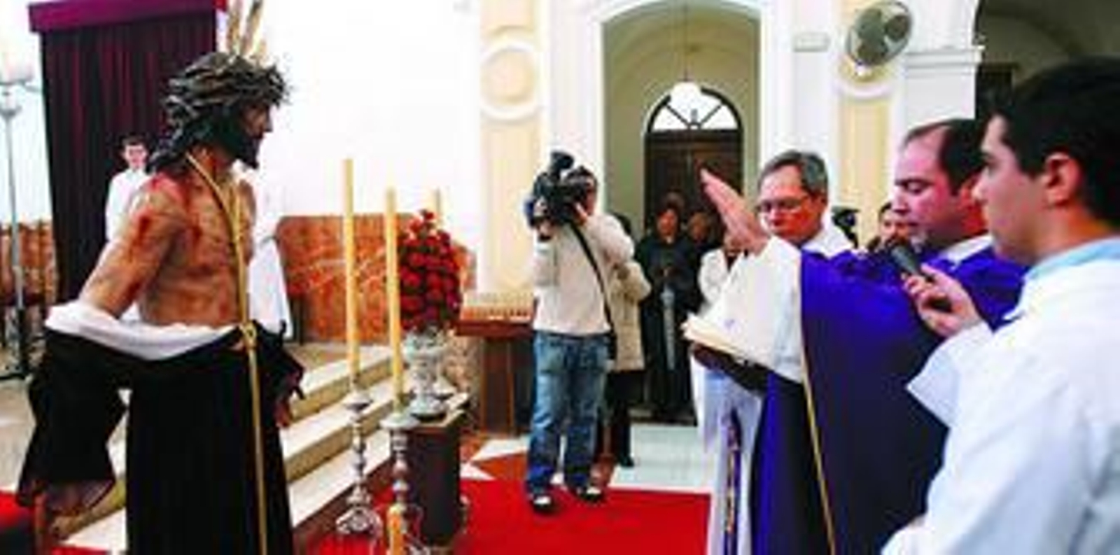 José Antonio Perdigones procede a la bendición de la imagen de Jesús del Amor Despojado de sus Vestiduras.