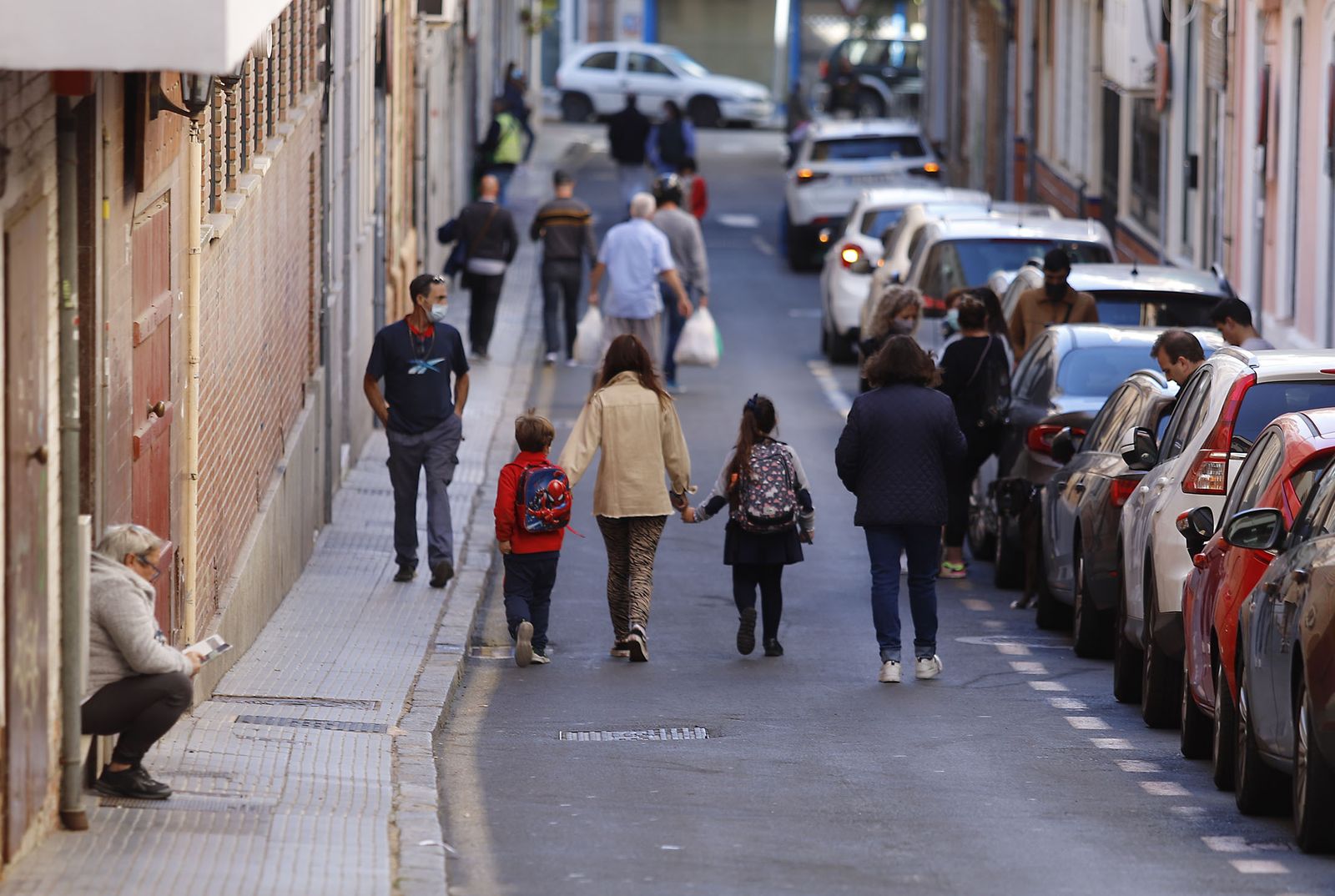 Alumnos acuden al colegio.