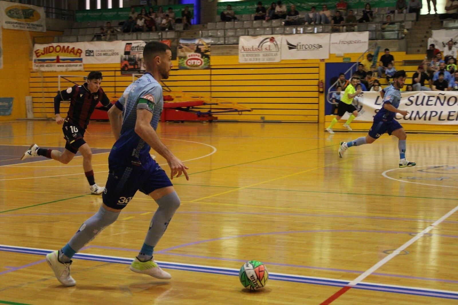 El celeste Josete conduce el balón durante el encuentro de la pasada jornada frente a Levante.